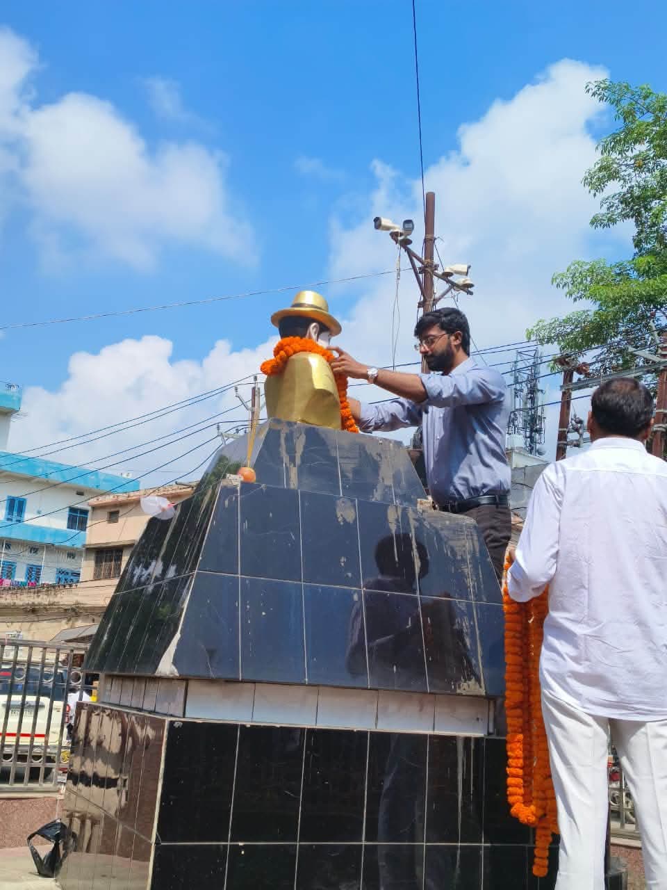 शहीद भगत सिंह की जयंती पर श्रद्धांजलि
शहीद-ए-आजम भगत सिंह की जयंती पर नगर थाना चौक स्थित उनकी प्रतिमा पर जिला प्रशासन की ओर से माल्यार्पण कर श्रद्धांजलि अर्पित की गई।
जिला पदाधिकारी श्री समीर सौरभ (भा.प्र.से.), उप विकास आयुक्त श्री गौरव कुमार एवं वरीय पदाधिकारियों ने शहीद भगत सिंह के अदम्य साहस, देशभक्ति एवं बलिदान को नमन किया।
