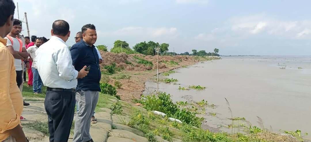 🌊 **गंडक के संभावित बढ़ते जलस्तर को लेकर प्रशासन मुस्तैद**
जिला पदाधिकारी श्री समीर सौरभ ने सिधवलिया, बैकुंठपुर, मांझा एवं बरौली के संभावित बाढ़ प्रभावित क्षेत्रों एवं संवेदनशील तटबंधों का निरीक्षण कर तैयारियों की समीक्षा की।
⚠️ निचले इलाकों में विशेष सतर्कता एवं तटबंधों की सतत निगरानी के निर्देश।
👉 आमजन नदी एवं निचले इलाकों में अनावश्यक जाने से बचें और किसी भी आपात स्थिति में तत्काल स्थानीय प्रशासन को सूचना दें।
#Gopalganj #FloodAlert #GandakRiver #DisasterManagement #DistrictAdministration #CMSamrat #SamratChoudhary