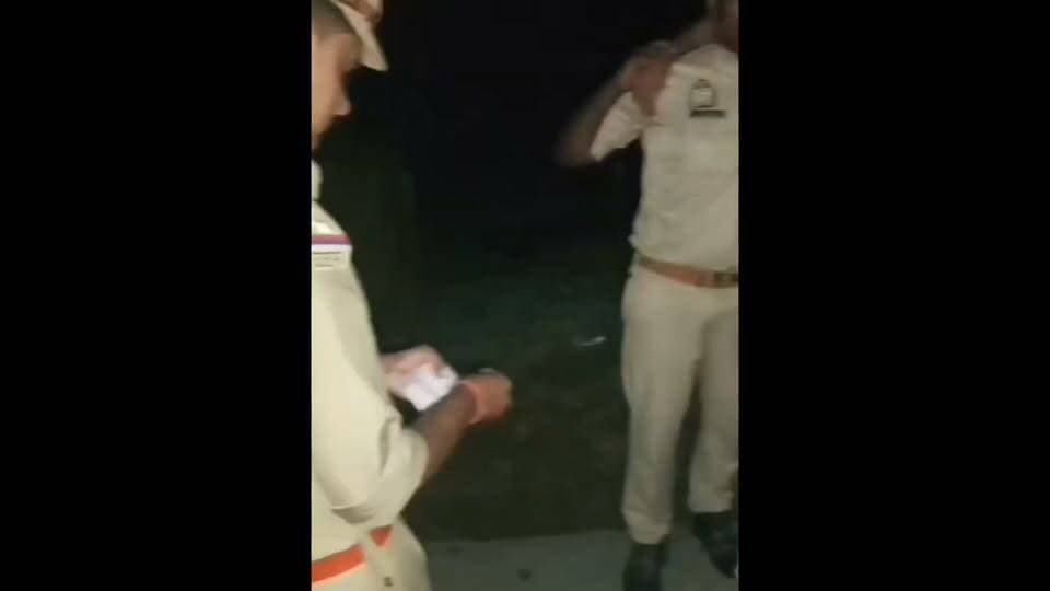 #तहबरपुर पुलिस और 25000 के दो इनामियां शातिर अंतर्जनपदीय कर के साथ हुई मुठभेड़ दोनों के पैर में लगी गोली घायल गिरफ्तार तमंचा कारतूस नगदी बरामद