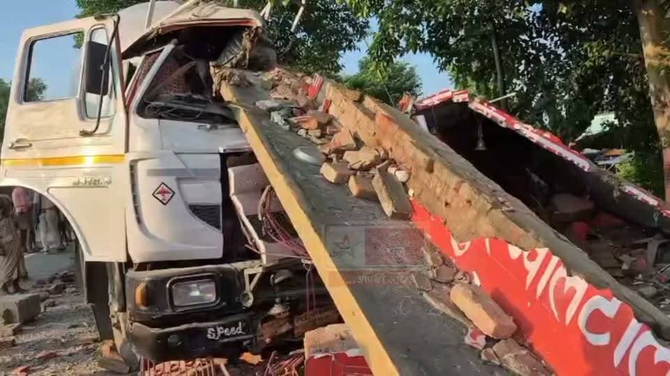 एलपीजी टैंकर की टक्कर से 50 साल पुराना मंदिर जमींदोज, गैस लीक नहीं होने से टला बड़ा हादसा