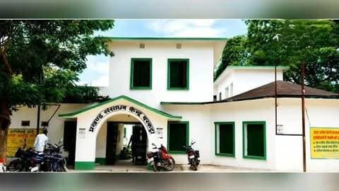 बरकट्ठा में 28-29 सितंबर को प्रखंड स्तरीय खेल प्रतियोगिता
बरकट्ठा : प्रखंड शिक्षा प्रसार पदाधिकारी कार्यालय के आदेशानुसार बरकट्ठा के अडवार स्टेडियम में 28 और 29 सितंबर को प्रखंड स्तरीय खेल प्रतियोगिता का आयोजन किया जाएगा। इस प्रतियोगिता में अंडर-17 बालक-बालिका वर्ग शामिल होगा। पहले दिन 28 सितंबर को एथलेटिक्स के मुकाबले होंगे जबकि दूसरे दिन 29 सितंबर को खो-खो, कबड्डी, वॉलीबॉल और फुटबॉल के खेल सम्पन्न होंगे।
सफल आयोजन के लिए बीआरसी और विभिन्न विद्यालयों के शिक्षकों को जिम्मेदारी सौंपी गई है। सभी प्रतिनियुक्त शिक्षकों को सुबह 9 बजे स्टेडियम में उपस्थित रहने का निर्देश दिया गया है। बीइइयो राकेश कुमार ने जानकारी देते हुए बताया कि प्रखंड कार्यक्रम प्रबंधक को अतिथियों को समय पर आमंत्रित करने की जिम्मेदारी दी गई है।
