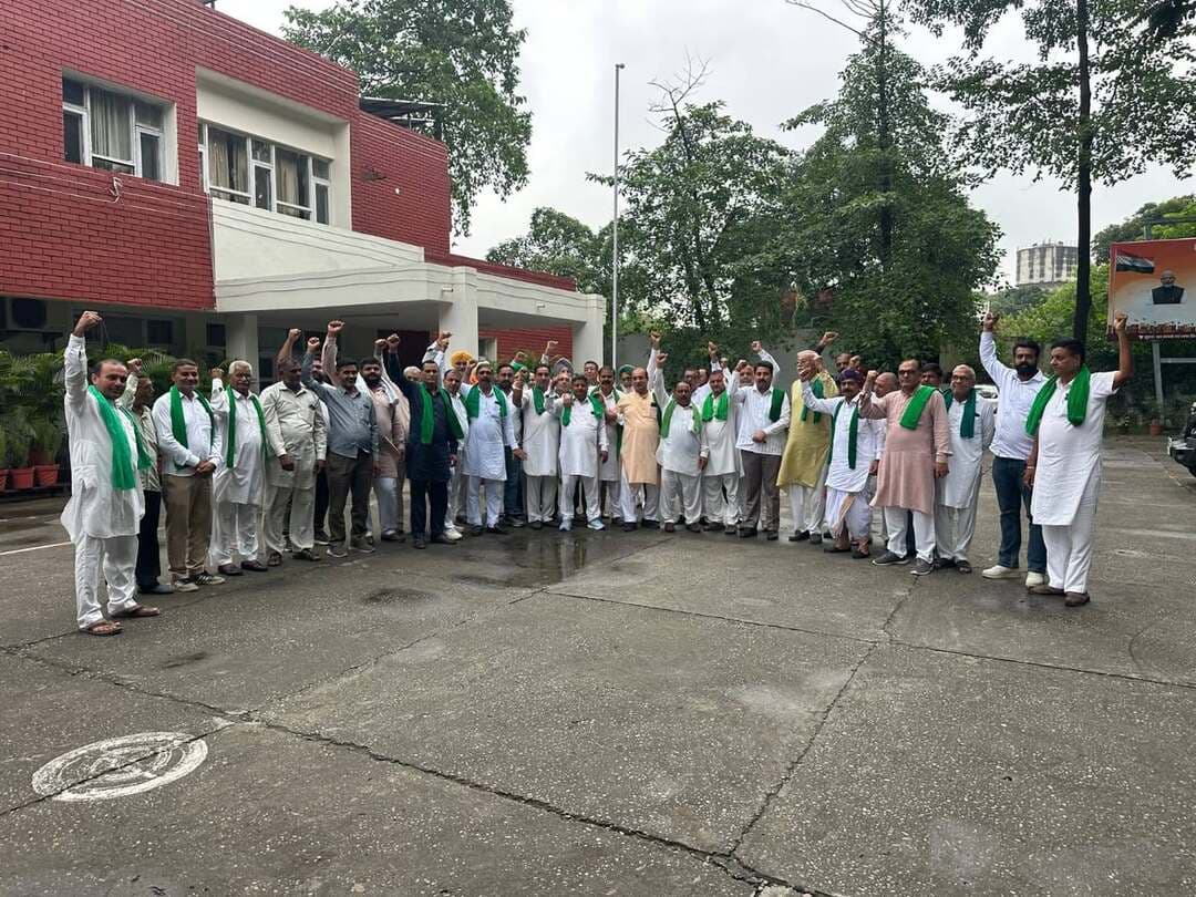 *जगाधरी;चार अक्टूबर की किसान महापंचायत को लेकर आज जिला कमेटी की हुई बैठक यह महापंचायत किसानों का भविष्य तय करेेगी और ऐतिहासिक होगी सुभाष गुर्जर* भारतीय किसान यूनियन की एक विशेष बैठक आज पीडब्ल्यूडी रेस्ट हाउस जगाधरी में हुई बैठक की अध्यक्षता दीपराणा नंबरदार ने की। जिला अध्यक्ष सुभाष गुर्जर ने कहा की आज जिला के सदस्यो और ब्लॉक अध्यक्षो की बैठक मॅ महापंचायत की तैयारियों को लेकर जायजा लिया गया। गुर्जर ने कहा की यह महापंचायत एक ऐतिहासिक होगी और किसानों का भविष्य तय करेेगी। उनहौने कहा की इस महापंचायत में देश के बहुत बड़े किसान नेता राकेश टिकैत, राष्ट्रीय महासचिव युद्धवीर तथा प्रदेश अध्यक्ष रतनमान साहित अनेक किसान नेता शामिल होंगे।और जिले में संगठन के सभी पदाधिकारी प्रचार प्रसार मे लगे हुऎ हैं किसानों में भारी उत्साह है गुर्जर ने कहा की महापंचायत में बैठने की व्यवस्था चाय पानी और खाना तथा जलेबी का भोज किसानों के लिए तैयार किया गया है और किसानों के लिए हरयाणवी गायक मनोरंजन के लिए बुलाए हुऎ हैं। गुर्जर ने सभी किसानों से अपील करते हुऎ कहा की सभी किसान अपने ट्रैक्टर लेकर इस महापंचायत में ज्यादा ज्यादा संख्या में पहुंचकर अपनी फसल और नस्ल को बचाने का काम करे।बैठक में गन्ने का रेट को लेकर,अमेरिका ट्रेड डिल तथा मंडियों में आ रही किसानों को धान बेचने मे दिक्कत तथा किसानों से जुड़े मुर्दों पर कड़े फैसले लिए जाएंगे। आज मौके पर यादविंदर कांबोज,नरेश मोहडी मानसिंह मजाफत, स.सुखदेव सिंह टिब्बी दिलबाग ताहरपुर, सुभाष शर्मा,राहुल संधाऐ जगतार रानीपुर हरपाल सूडल, राजीव तेजली,जनक पांडो,सुखदेव सलेमपुर, जसवीर पांडो,अशोक डांगी,सुभाष हरतोल,बीरसिंह संधू,महासिंह राजवीर अहडवाला,जसबीर मारवा,गुरनाम अजीजपुर, बिजेंद्रराणा पवन गोयल,दयाराम जैधर,विक्की, लाडी,सतपाल सैणी, दीपक तेजली,रोहित सुडल,रिकु हरतोल,चरणजीत टिब्बी,अवतार सिंह आदि सैकडो किसान मौजूद रहे