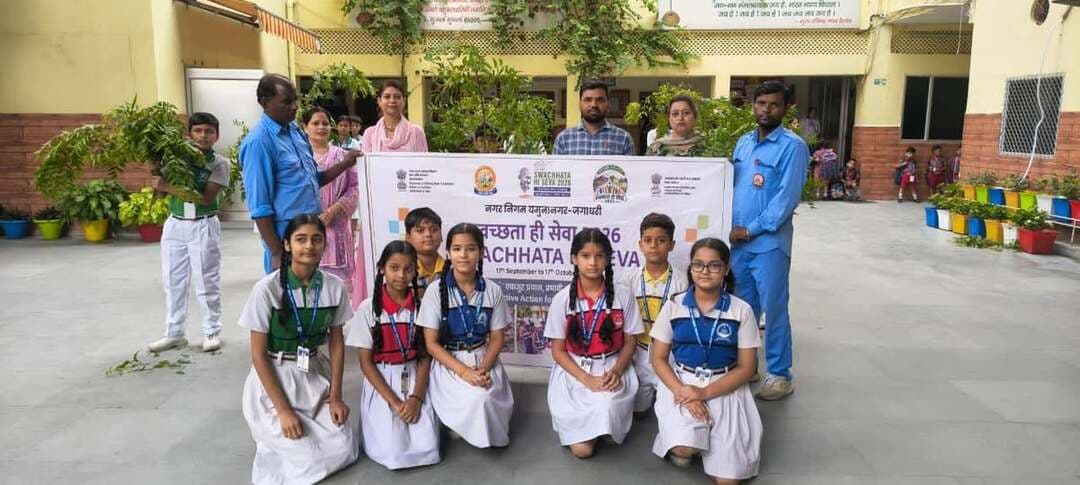 वेस्ट से कमाल, पेड़ों की ढाल बने विद्यार्थी
वेस्ट से कलाकृतियां बनाकर विद्यार्थियों ने दिया पेड़ बचाने का संदेश
नगर निगम द्वारा एसडी पब्लिक स्कूल में किया जागरूकता कार्यक्रम का आयोजन
यमुनानगर। स्वच्छता ही सेवा अभियान के तहत नगर निगम की ओर से मॉडल टाउन स्थित एसडी पब्लिक स्कूल में वेस्ट टू वंडर एवं वेस्ट टू आर्ट और पेड़ बचाओ कार्यक्रम का आयोजन किया गया। मेयर सुमन बहमनी व नगर निगम आयुक्त महाबीर प्रसाद के निर्देशों पर आयोजित गतिविधियों में विद्यार्थियों ने उत्साहपूर्वक भाग लेते हुए स्वच्छता, वेस्ट मैनेजमेंट और पर्यावरण संरक्षण का संदेश दिया।
वेस्ट टू आर्ट गतिविधि के दौरान विद्यार्थियों ने अनुपयोगी एवं वेस्ट सामग्री का रचनात्मक इस्तेमाल करते हुए सुंदर एवं उपयोगी वस्तुएं तैयार कीं। विद्यार्थियों ने अपनी कलाकृतियों के माध्यम से बताया कि उचित प्रबंधन और पुनः उपयोग से वेस्ट सामग्री को उपयोगी बनाया जा सकता है। इस दौरान उन्हें आरआरआर यानी रिड्यूस, रीयूज और रिसाइकल की अवधारणा के बारे में भी जागरूक किया गया।
वहीं, पेड़ बचाओ गतिविधि के माध्यम से विद्यार्थियों ने पेड़ों के महत्व और उनके संरक्षण का संदेश दिया। विद्यार्थियों ने रचनात्मक तरीकों से पर्यावरण संरक्षण, पौधारोपण और पेड़ों की नियमित देखभाल के महत्व को प्रस्तुत किया। उन्हें अधिक से अधिक पौधे लगाने तथा उनकी देखभाल करने के लिए प्रेरित किया गया। विद्यार्थियों ने हाथों में पौधे लेकर पेड़ बचाओ, पर्यावरण बचाओ का संदेश देते हुए स्वच्छ, सुंदर एवं हरित वातावरण बनाने का संकल्प लिया।
कार्यक्रम में स्वच्छ भारत मिशन के विशेषज्ञ दुर्गेश कुमार एवं विद्यालय की प्रधानाचार्या सुनीता शर्मा ने विद्यार्थियों को स्वच्छता, पर्यावरण संरक्षण और कचरे के उचित प्रबंधन के प्रति जागरूक किया।
फोटो - मॉडल टाउन के एसडी पब्लिक स्कूल में वेस्ट सामान से बनाई अच्छी कलाकृतियां दिखाते विद्यार्थी।
पौधे हाथों में लेकर पेड़ बचाने का संदेश देते बच्चे।