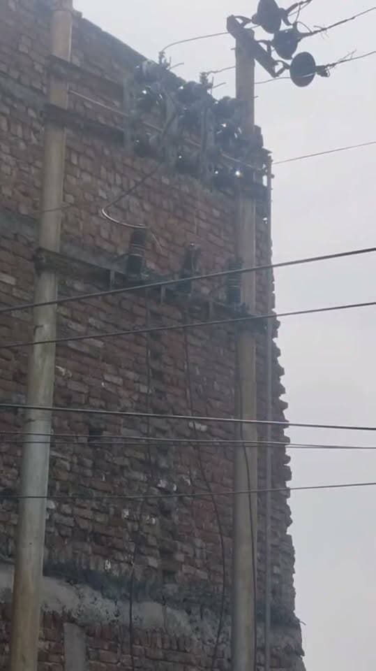 ⚡ सिरसा नदी पुल के पास विद्युत तारों में काफी देर से स्पार्किंग, लोगों में चिंता
जसवंतनगर। नगर के बीचों-बीच स्थित सिरसा नदी पुल के पास विद्युत पोल पर तारों में काफी देर से स्पार्किंग हो रही है। इससे आसपास से गुजरने वाले लोगों में चिंता बनी हुई है।
🚨 लगातार स्पार्किंग से किसी अनहोनी की आशंका बनी हुई है। स्थानीय लोगों ने विद्युत विभाग से तत्काल मौके पर पहुंचकर जांच और आवश्यक कार्रवाई की मांग की है।
💬 क्या आपने भी यहां तारों में स्पार्किंग देखी है? कमेंट में बताएं।
#DPSChannel #MohammadAsifKhan #Jaswantnagar #Etawah #बिजली