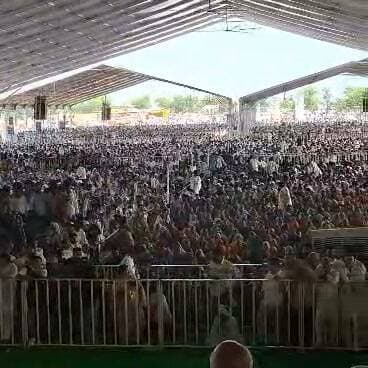 🔥 नूंह की धरती पर गूंजा सुनैना चौटाला का दमदार संबोधन!
नूंह में आयोजित इनेलो की सम्मान दिवस रैली में इनेलो नेत्री सुनैना चौटाला ने महिलाओं, किसानों, युवाओं और आम जनता से जुड़े मुद्दों को लेकर अपनी बात रखी।
🎤 महंगाई, रोजगार, शिक्षा, बिजली-पानी और मेवात के विकास जैसे मुद्दों पर सुनैना चौटाला ने सरकारों को घेरा और कहा कि आम जनता की आवाज को मजबूती से उठाना जरूरी है।
उन्होंने महिलाओं से भी राजनीति और सामाजिक भागीदारी में आगे आने का आह्वान किया। साथ ही जननायक चौधरी देवीलाल के विचारों और किसान-मजदूर वर्ग के सम्मान की राजनीति को याद किया।
📍नूंह | सम्मान दिवस रैली
🎥 देखिए सुनैना चौटाला का पूरा संबोधन और जानिए उन्होंने मंच से क्या-क्या कहा...
वीडियो पसंद आए तो लाइक 👍 करें और ज्यादा से ज्यादा शेयर जरूर करें।
#सुनैना_चौटाला #इनेलो #नूंह_रैली #सम्मान_दिवस #चौधरी_देवीलाल #मेवात #हरियाणा_राजनीति #INLD #SunainaChautala #NuhRally #SammanDiwas