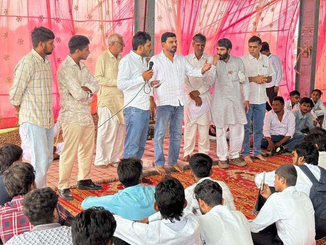 शहीद-ए-आज़म भगत सिंह जयंती पर एसएफआई का छात्र सम्मेलन आयोजित, नई कमेटी का गठन किया गया
चोपटा, 28 सितम्बर।#बेधडक_हरियाणा_न्यूज़
स्टूडेंट्स फेडरेशन ऑफ इंडिया (एसएफआई) द्वारा आज अनाज मंडी, चोपटा में शहीद-ए-आज़म भगत सिंह की जयंती के अवसर पर एक विशाल छात्र सम्मेलन आयोजित किया गया। कार्यक्रम की शुरुआत भगत सिंह के चित्र पर पुष्प अर्पित कर उन्हें क्रांतिकारी श्रद्धांजलि देने के साथ हुई। इसके बाद एसएफआई की कमेटी का गठन किया
सम्मेलन में किसान सभा नेता अभिमन्यु सहारन ने बताया कि आज चौपटा अनाज मंडी में शहीद ए आजम भगत सिंह की जयंती मनाई गई जिसमें सैकड़ों छात्रों ने हिस्सा लिया ।
कार्यक्रम को संबोधित करते हुए किसान नेता संदीप धीरनवास ने कहा कि भगत सिंह केवल स्वतंत्रता सेनानी ही नहीं, बल्कि वैज्ञानिक सोच, सामाजिक समानता और शोषणमुक्त समाज के पक्षधर युवा क्रांतिकारी थे। भगत सिंह न केवल अंग्रेजी से मुक्ति चाहते थे बल्कि ऐसी व्यवस्था चाहते थे जिसमें सबके लिए समान अवसर हो ।आज के विद्यार्थियों को उनके विचारों से प्रेरणा लेकर शिक्षा, रोजगार और लोकतांत्रिक अधिकारों के लिए संगठित होकर संघर्ष करना चाहिए। भगत
कार्यक्रम के दौरान छात्रों की सर्वसम्मति से एसएफआई चोपटा इकाई की नई कमेटी का गठन किया गया जिसमें मनोज शर्मा को प्रधान और अक्षय कासनियां को सचिव,अमन सहारण,गोपाल , परदीप तरका वाली, पवन कुमार, अबरार अहमद, इरफान खान, मनदीप मुंड, राजबीर, केशव परमार, अंकुश महिया को कमेटी में चुना गया । नवनिर्वाचित कमेटी ने छात्रों के शैक्षणिक, सामाजिक और लोकतांत्रिक अधिकारों की रक्षा के लिए सक्रिय रूप से कार्य करने तथा कॉलेजों और शिक्षण संस्थानों की समस्याओं को मजबूती से उठाने का संकल्प लिया।
सम्मेलन में छात्रों ने शिक्षा के निजीकरण, बढ़ते नशे पर रोक लगवाने,बढ़ती फीस, बेरोज़गारी और शिक्�