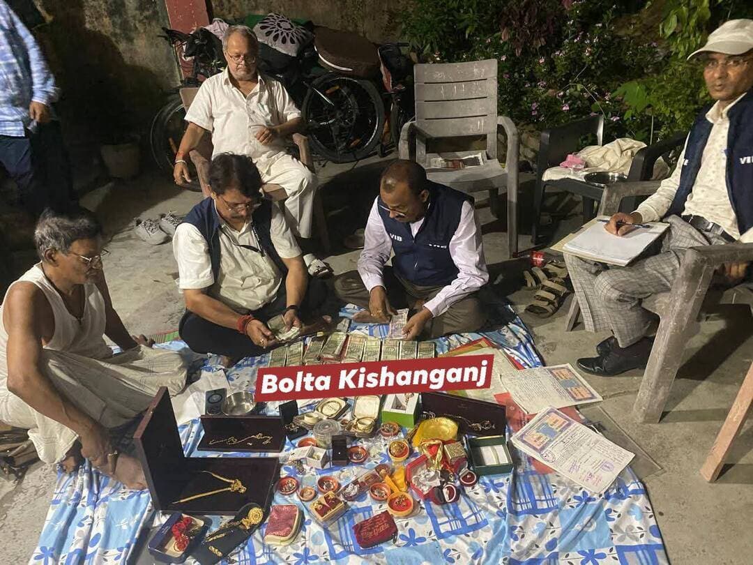 पटना में आय से अधिक संपत्ति के मामले में निगरानी अन्वेषण ब्यूरो ने बड़ी कार्रवाई की है। ब्यूरो की टीम ने एडीएम (आपूर्ति) रविंद्र कुमार दिवाकर और उनकी पत्नी दानापुर की जिला सब-रजिस्ट्रार कुमारी स्वीटी से जुड़े ठिकानों पर तलाशी ले रही है। पटना (दानापुर के कश्यप ग्रीनसिटी नहर रोड इलाका समेत), बेगूसराय स्थित पैतृक आवास और अन्य ठिकाने पर निगरानी इकाई की विशेष टीम बरामद धनराशि और अचल संपत्ति के आकलन में जानकारी प्राप्त कर रही है।
आय से अधिक संपत्ति मामले में विजिलेंस थाना में दर्ज कराई गई प्राथमिकी क्रमांक 113/26 के अंतर्गत सर्च वारंट जारी होने के बाद पटना के एडीशनल डिस्ट्रिक्ट मजिस्ट्रेट (सप्लाई) रविंद्र कुमार दिवाकर और उनकी पत्नी दानापुर की डिस्ट्रिक्ट सब-रजिस्ट्रार कुमारी स्वीटी के ठिकानों पर विजिलेंस ब्यूरो की तलाशी ली गई है। दंपति अधिकारियों पर ज्ञात आय स्रोतों से अधिक संपत्ति अर्जित करने का आरोप है। विशेष निगरानी न्यायालय से सर्च वारंट लेकर कार्रवाई शुरू की गई। रविंद्र कुमार पहले गयाजी में एसडीएम रह चुके हैं।
पटना आवास से 1 करोड़ रुपये से अधिक नकदी (100 से ज्यादा 500 के नोटों की गड्डियां), 35 से अधिक महंगी घड़ियां (कुछ स्विस वॉच बताई जा रही हैं) और बेगूसराय से 9 लाख रुपये से अधिक नकदी + सोने-चांदी के आभूषण बरामद किए गए हैं। इसके अलावा निवेश, जमीन, फ्लैट और बैंकिंग से जुड़े कई दस्तावेज भी मिले हैं। टीम इनका मूल्यांकन और घोषित आय से मिलान कर रही है
