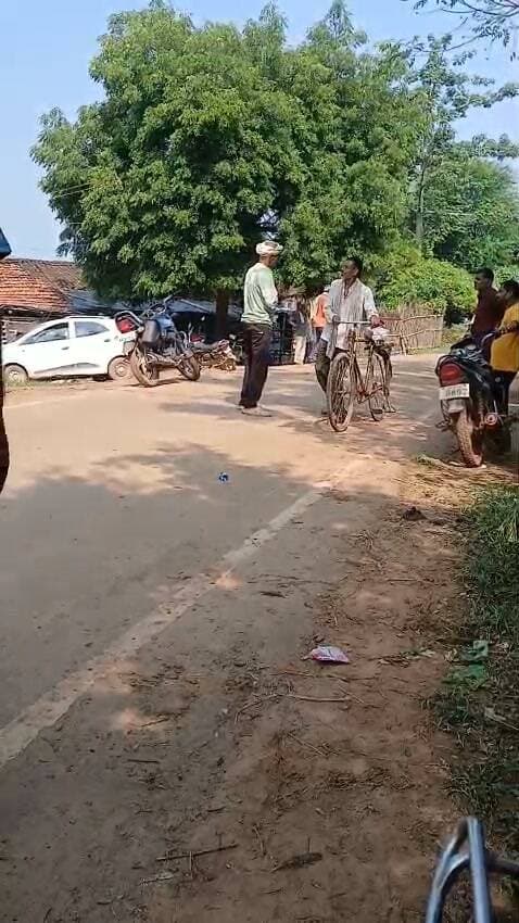 सतना - पगार ग्राम पंचायत में मतदान के दौरान बोलिंग बूथ के पास शराब के नशे में धुत्त युवक मचा था उत्पात। मतदाताओं से भी कर रहा अभद्रता। मूक दर्शक बने जिम्मेदार।