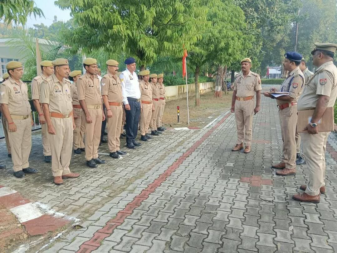मऊ में मंगलवार परेड का निरीक्षण, एएसपी ने दिए जरूरी दिशा-निर्देश