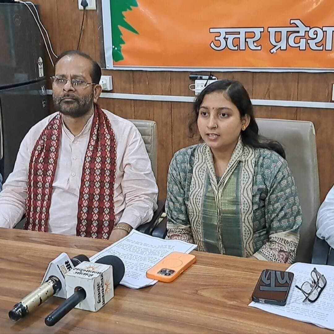 #Balrampur ! आयोग पर तथ्यहीन आरोप लगाने के बजाय प्रमाण दे विपक्ष: डॉ. आरती तिवारी...
#बलरामपुर। जिला पंचायत अध्यक्ष डॉ. आरती तिवारी ने सोमवार को आयोजित प्रेस वार्ता में निर्वाचन आयोग, ईवीएम-वीवीपैट और विशेष गहन पुनरीक्षण (SIR) पर विपक्षी दलों के सवालों का कड़ा जवाब दिया। उन्होंने कहा कि लोकतंत्र में संवैधानिक संस्थाओं पर सवाल उठाने से पहले विपक्ष को ठोस तथ्य और प्रमाण पेश करने चाहिए।
डॉ. तिवारी ने कहा कि कांग्रेस चुनावी हार के बाद आयोग और ईवीएम पर ठीकरा फोड़ने के बजाय अपनी संगठनात्मक कमजोरियों का आत्ममंथन करे।
SIR पर भ्रम न फैलाएं
उन्होंने स्पष्ट किया कि SIR-2026 मतदाता सूची को अद्यतन करने की सामान्य प्रक्रिया है। निर्वाचन आयोग के नागरिक सेवा पोर्टल पर SIR सेवाएं, मतदाता सूची में नाम खोजने की सुविधा और नए पंजीकरण हेतु फॉर्म-6 उपलब्ध है। दल भ्रम फैलाने के बजाय पात्र नागरिकों के नाम जुड़वाने में सहयोग करें।
संस्थाओं का सम्मान जरूरी
उन्होंने कहा कि निर्वाचन आयोग एक स्वायत्त संवैधानिक संस्था है। इसकी साख पर बयानबाजी के बजाय न्यायिक निर्णयों और आधिकारिक आंकड़ों के आधार पर चर्चा होनी चाहिए।
विपक्ष से 5 सीधे सवाल:
बिना प्रमाण आयोग पर आरोप लगाने से बचें।
SIR व मतदाता सूची पुनरीक्षण पर भ्रामक प्रचार बंद करें।
पात्र नागरिकों का नाम जुड़वाने में सकारात्मक भूमिका निभाएं।
ईवीएम-वीवीपैट संबंधी दावों के सबूत सार्वजनिक करें।
संवैधानिक संस्थाओं और लोकतांत्रिक व्यवस्था की मर्यादा का सम्मान करें।
प्रेस वार्ता में जिला मीडिया प्रभारी डीपी सिंह बैस, जिला महामंत्री डॉ. अजय सिंह ‘पिंकू’ और अध्यक्ष प्रतिनिधि श्याम मनोहर तिवारी उपस्थित रहे।
#Balrampur