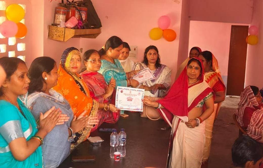 बनगांव दक्षिणी में नौवां पोषण मेला आयोजित, बच्चों व ग्रामीणों की हुई स्वास्थ्य जांच
बाजपट्टी. सोमवार को बनगांव दक्षिणी पंचायत भवन में आईसीडीएस एवं स्वास्थ्य विभाग की ओर से राष्ट्रीय पोषण अभियान के तहत नौवां पोषण मेला आयोजित किया गया. इस दौरान स्वास्थ्य कैंप लगाया गया, जिसमें आंगनबाड़ी केंद्र के बच्चों और ग्रामीणों की स्वास्थ्य जांच की गई तथा जरूरत के अनुसार दवा दी गई.
कार्यक्रम में पंचायत स्तर पर बच्चों के लिए सामूहिक बाल भोज का भी आयोजन किया गया. कार्यक्रम की शुरुआत गणमान्य अतिथियों ने फीता काटकर की. सीडीपीओ ने पोषण अभियान के महत्व के साथ स्वास्थ्य एवं स्वच्छता के बारे में लोगों को जानकारी दी.
इस अवसर पर पंचायत के मुखिया की ओर से सभी आंगनबाड़ी सेविकाओं को शॉल, प्रशस्ति पत्र, डायरी और कलम देकर सम्मानित किया गया. कार्यक्रम में सभी महिला पर्यवेक्षिका एवं आंगनबाड़ी सेविकाएं उपस्थित रहीं.