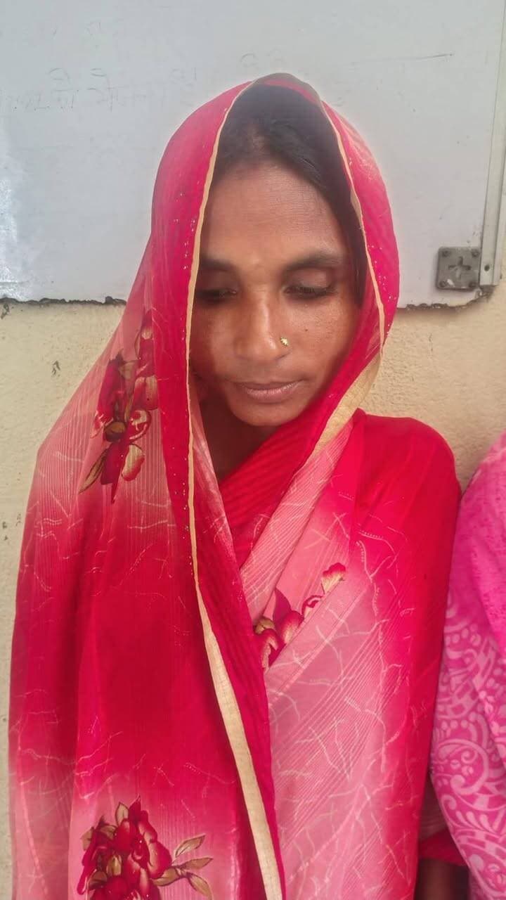 बाजपट्टी में 81 लीटर नेपाली शराब के साथ काला, इन्द्रा और रामपरी गिरफ्तार
बाजपट्टी (सीतामढ़ी): बाजपट्टी थाना पुलिस ने गश्ती के दौरान कुरथहिया मध्य विद्यालय के समीप से भारी मात्रा में नेपाली शराब के साथ तीन महिला तस्करों को गिरफ्तार किया है.
पुलिस के अनुसार, गुप्त सूचना मिली थी कि महिलाएं झोले में शराब छिपाकर ले जा रही हैं. महिला पुलिस बल की मदद से तलाशी लेने पर पुपरी थाना क्षेत्र के बेदौल निवासी काला देवी (42), जैतपुर निवासी इन्द्रा देवी (45) तथा गाढ़ा निवासी रामपरी देवी (43) के पास से 27-27 लीटर कर कुल 81 लीटर नेपाली सौंफी शराब बरामद हुई.
पुलिस ने शराब जब्त कर तीनों महिलाओं को गिरफ्तार कर लिया है और मद्यनिषेध कानून के तहत आगे की कानूनी कार्रवाई जारी है.