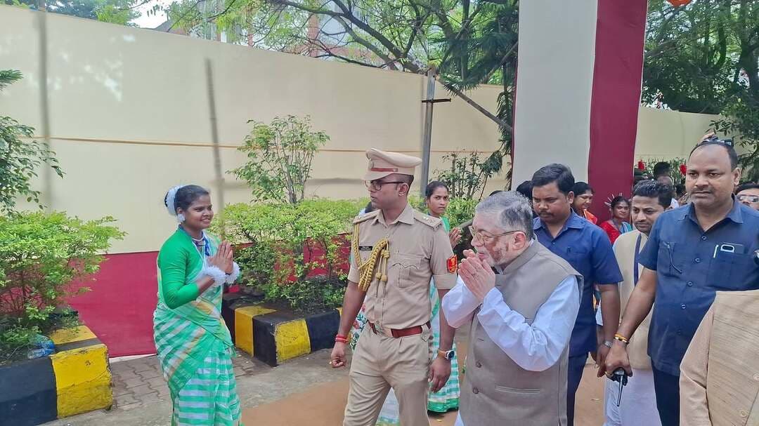 कोल्हान विश्वविद्यालय के सप्तम दीक्षांत समारोह में शामिल होने चाईबासा पहुचे महामहिम राज्यपाल संतोष गंगवार
#citilivejhakhand #nonfollowers #kolhanunivercity #foryouシ #Governor