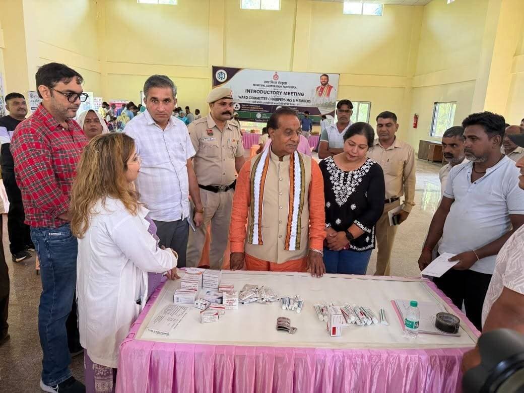 सेक्टर-12 में निःशुल्क स्वास्थ्य जांच शिविर, मेयर शाम लाल बंसल ने लिया व्यवस्थाओं का जायजा
पंचकूला। सेक्टर-12 कम्युनिटी सेंटर में सेक्टर-6 सिविल अस्पताल की ओर से निःशुल्क स्वास्थ्य जांच शिविर आयोजित किया गया। नगर निगम पंचकूला के मेयर शाम लाल बंसल ने शिविर में पहुंचकर स्थानीय नागरिकों से मुलाकात की और उनकी स्वास्थ्य संबंधी जरूरतों की जानकारी ली।
मेयर ने चिकित्सकों एवं स्वास्थ्य विभाग की टीम के साथ शिविर की व्यवस्थाओं का जायजा लिया और नागरिकों को जांच व चिकित्सकीय परामर्श का पूरा लाभ सुनिश्चित करने के निर्देश दिए।
शिविर में स्त्री एवं प्रसूति रोग विशेषज्ञ डॉ. जसरीत कौर, शिशु रोग विशेषज्ञ डॉ. सौरभ सिंगला, अस्थि रोग विशेषज्ञ डॉ. दीपक, नेत्र रोग विशेषज्ञ डॉ. योगेंद्र तथा मेडिसिन विशेषज्ञ डॉ. नीति ने लोगों की जांच कर आवश्यक चिकित्सकीय परामर्श दिया।
इस अवसर पर उप-नगर आयुक्त अभय सिंह भी मौजूद रहे। मेयर शाम लाल बंसल ने कहा कि नागरिकों की सुविधा और बेहतर स्वास्थ्य सेवाओं की उपलब्धता उनकी प्राथमिकता है तथा ऐसे जनहितकारी स्वास्थ्य शिविरों को आगे भी बढ़ावा दिया जाएगा।
पंचकूला की हर बड़ी खबर के लिए Follow करें।
#panchkulanews #panchkula #panchkulasocialmedia