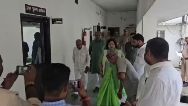 #:
रूरा में लगातार चोरी की घटनाओं से बढ़ी चिंता, राज्यमंत्री प्रतिभा शुक्ला ने व्यापारियों संग एसपी से की मुलाकात। सात चोरी की घटनाओं की शिकायत सौंपकर कार्रवाई की मांग, एसपी ने दूसरी टीम लगाकर जांच का दिया आश्वासन।