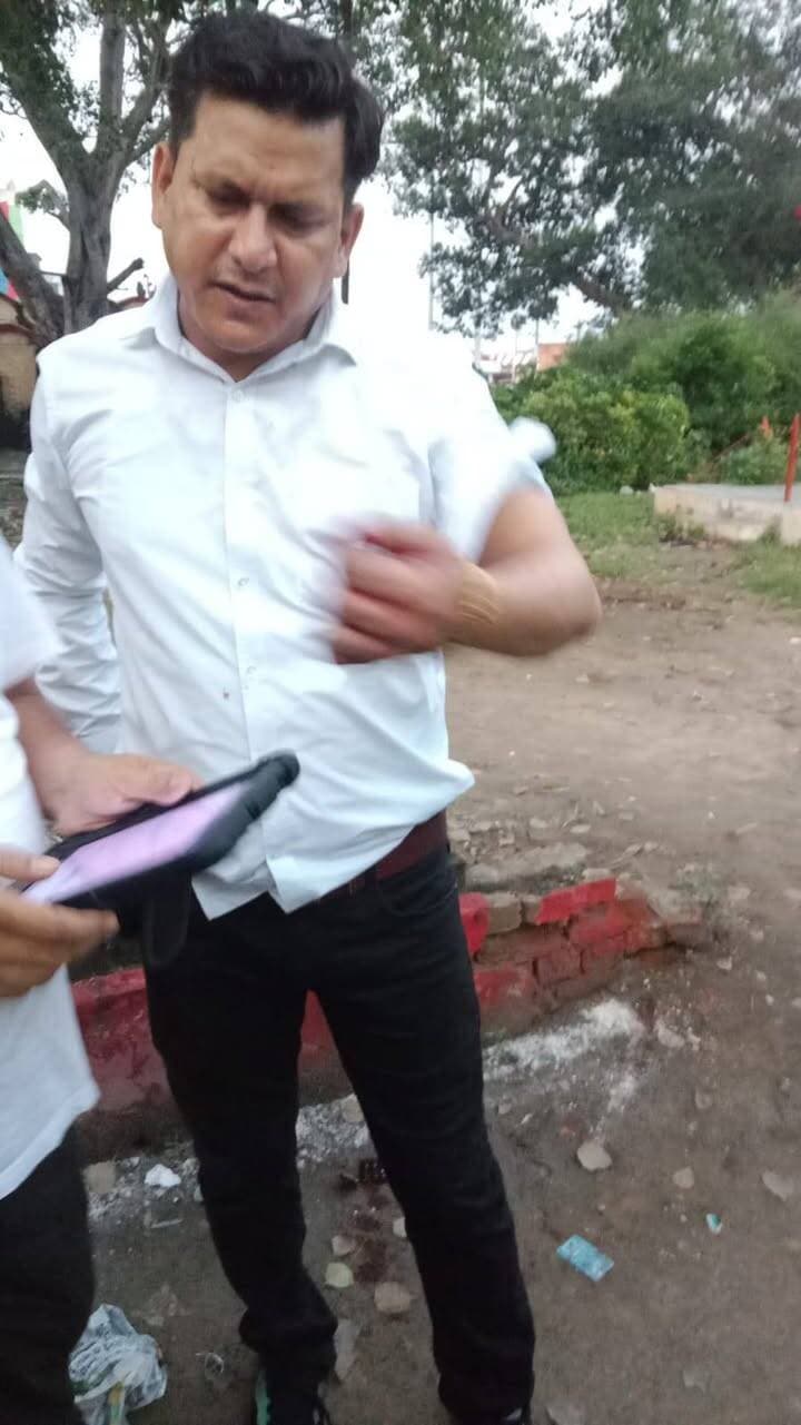 ट्रेन में अवैध यात्रियों ने टीटी का अंगूठा काटा
प्रथम श्रेणी कोच में घुसने से रोकने पर किया हमला, जीआरपी कासगंज में मुकदमा दर्ज
कासगंज। गाड़ी संख्या 19410 के प्रथम श्रेणी (1st AC) कोच में अनधिकृत यात्रियों को प्रवेश से रोकना ऑन-ड्यूटी टीटी मनोज कुमार को भारी पड़ गया। 28 सितंबर 2026 को ड्यूटी के दौरान कुछ यात्रियों ने कोच में जबरन प्रवेश करने का प्रयास किया। टीटी द्वारा उन्हें रोकने पर आरोपियों ने कथित रूप से उनके साथ मारपीट शुरू कर दी।
हमले के दौरान आरोपियों ने टीटी मनोज कुमार के हाथ के अंगूठे और बांह पर दांतों से काट लिया, जिससे वह घायल हो गए। घटना के बाद तत्काल जीआरपी थाना कासगंज को सूचना दी गई। मामले में आरोपियों के खिलाफ प्राथमिकी दर्ज कर कानूनी कार्रवाई शुरू कर दी गई है।
घायल टीटी मनोज कुमार के साथ आरोपियों को भी चिकित्सकीय परीक्षण और प्राथमिक उपचार के लिए जिला अस्पताल कासगंज भेजा गया। घटना से संबंधित मेडिकल रिपोर्ट प्राप्त कर केस डायरी में शामिल की जा रही है।
पुलिस द्वारा घटना से जुड़े साक्ष्यों को भी जुटाया जा रहा है। उपलब्ध होने पर कोच की सीसीटीवी फुटेज सुरक्षित की जाएगी और घटना के समय मौजूद यात्रियों के बयान दर्ज किए जा रहे हैं। ऑन-ड्यूटी रेल कर्मचारी पर हमला और सरकारी कार्य में बाधा डालने से संबंधित धाराओं में कार्रवाई के लिए जीआरपी से समन्वय किया जा रहा है।
