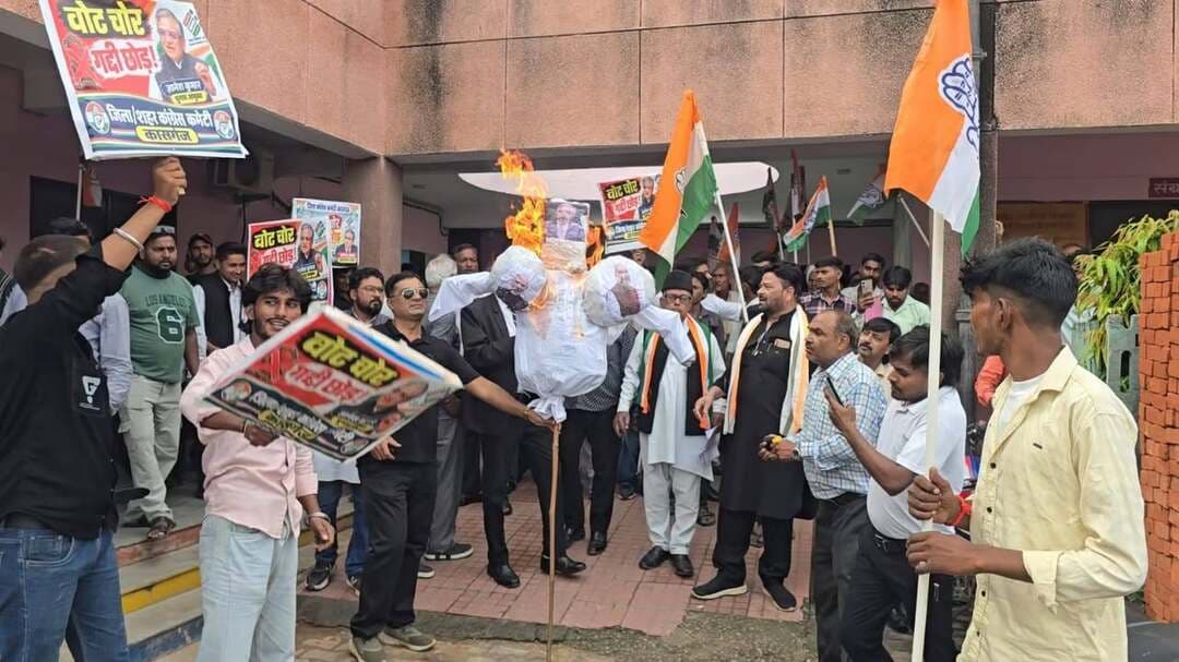 मुख्य चुनाव आयुक्त के खिलाफ कांग्रेस का प्रदर्शन, पुतला फूंका
जिलाध्यक्ष मनोज पांडे के नेतृत्व में कार्यकर्ताओं ने निकाला जुलूस, राष्ट्रपति के नाम सौंपा ज्ञापन
कासगंज। शहर में सोमवार दोपहर करीब एक बजे जिला कांग्रेस एवं शहर कांग्रेस कमेटी के नेतृत्व में कार्यकर्ताओं ने मुख्य चुनाव आयुक्त ज्ञानेश कुमार के खिलाफ प्रदर्शन किया। जिलाध्यक्ष मनोज पांडे के नेतृत्व में कांग्रेस कार्यकर्ताओं ने नदरई गेट स्थित जिला कांग्रेस कार्यालय से तहसील परिसर तक जुलूस निकाला और चुनाव आयोग के विरोध में नारेबाजी की।
प्रदर्शन के दौरान कार्यकर्ताओं के हाथों में पार्टी के झंडे, बैनर और विरोध संबंधी तख्तियां थीं। तहसील परिसर पहुंचने के बाद कांग्रेस कार्यकर्ताओं ने मुख्य चुनाव आयुक्त का पुतला फूंककर विरोध दर्ज कराया। कांग्रेस नेताओं ने चुनाव आयोग की कार्यप्रणाली पर सवाल उठाते हुए निष्पक्ष एवं पारदर्शी चुनाव सुनिश्चित किए जाने की मांग उठाई।
जिलाध्यक्ष मनोज पांडे ने राष्ट्रपति के नाम संबोधित ज्ञापन नायब तहसीलदार सुरेश कुमार को सौंपा। ज्ञापन में मुख्य चुनाव आयुक्त के इस्तीफे की मांग की गई। कांग्रेस नेताओं ने कहा कि चुनाव आयोग को निष्पक्ष और पारदर्शी तरीके से अपनी जिम्मेदारियों का निर्वहन करना चाहिए। उन्होंने कहा कि मांगों पर कार्रवाई होने तक लोकतांत्रिक तरीके से विरोध जारी रहेगा।
प्रदर्शन के दौरान कानून-व्यवस्था बनाए रखने के लिए तहसील परिसर में पुलिस बल तैनात रहा। प्रदर्शन शांतिपूर्ण तरीके से संपन्न होने के बाद कार्यकर्ता ज्ञापन सौंपकर वापस लौट गए।
कार्यक्रम में वरिष्ठ नेता मुनेन्द्र पाल सिंह राजपूत, सत्य प्रकाश गुप्ता, इंदिरा गौड़, कमल गुप्ता, विमल कुमार सिंह, अमित यादव भय्यू, सतेन्द्र पाल सिंह बैस, दीपक धनगर, योगेश श्रीवास्तव, रमेश धनगर, साजिल मियां, अली हसन, सोहराब, प्रतिभा सिंह, ऊषा पाल, गुलफान सिंह, मीनाक्षी गौड़ यादव, सोनी कश्यप, सुबोध वशिष्ठ, अजय प्रताप मिश्रा, हरिशंकर पचौरी, दीप कुमार पाण्डेय, अफगन शेख, रूम सिंह यादव, अर्चिका मिश्रा, वीरेंद्र यादव, मोहम्मद हाफिज, मोहम्मद सनी, नूर मोहम्मद नूरी, विक्रम वाल्मीकि, अभिषेक वाल्मीकि, राज कपूर वाल्मीकि, भूपेश यादव, कैलाश, अनिल यादव, राजा सलमानी, अभिषेक दुबे सहित सैकड़ों कार्यकर्ता मौजूद रहे।