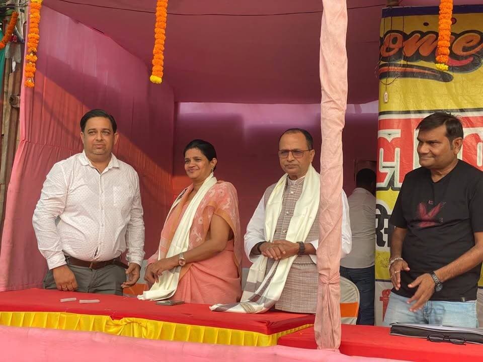 झुमरी तिलैया के वार्ड नंबर 10 स्थित पूर्णिमा टॉकीज परिसर में नगर परिषद अध्यक्ष रमेश हर्षधर एवं पार्षद पिंकी जैन ने फीता काटकर व दीप प्रज्वलित कर डिज्नीलैंड मेले का उद्घाटन किया। संचालक ऋषि ने अतिथियों को सम्मानित किया। मेले में झूले, मनोरंजन, खिलौने व शिल्प कला की दुकानें लगाई गई हैं।