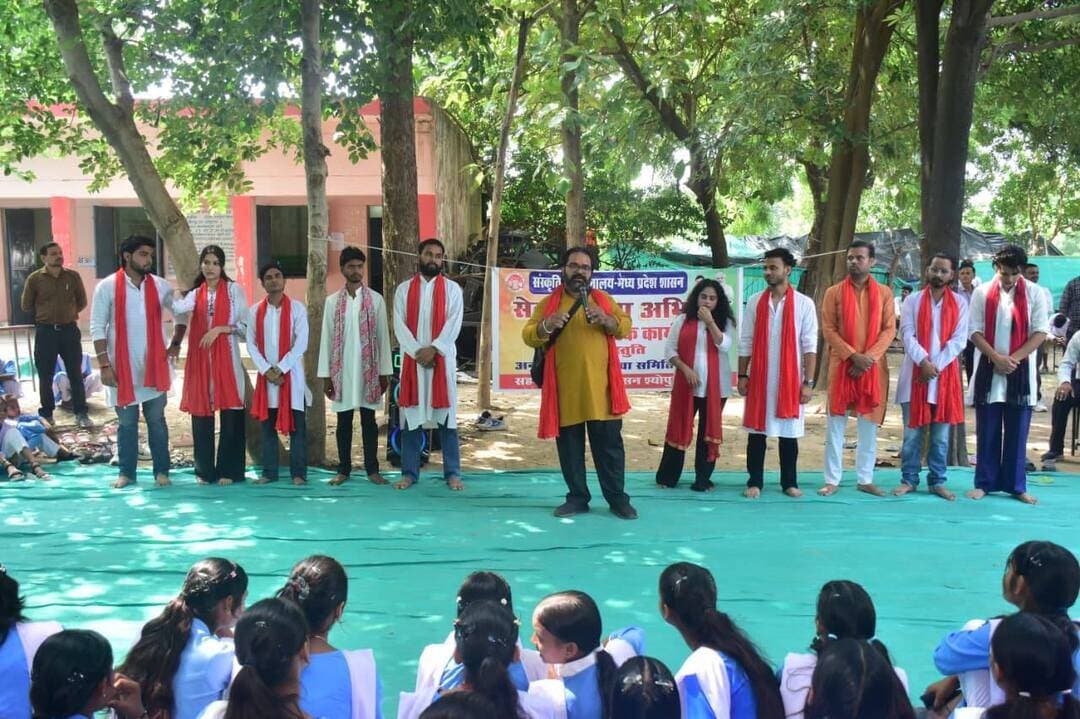नमो सेवा- अनकही कहानियां पर नुक्कड नाटको का मंचन
25 वर्षो के विकास कार्यो पर आधारित प्रस्तुतियां हुई
---
कलेक्टर सुश्री शीला दाहिमा के मार्गदर्शन में सेवा संकल्प अभियान अंतर्गत विभिन्न गतिविधियों एवं कार्यक्रमों का आयोजन जारी है। इसी क्रम में नमो सेवा- अनकही कहानियां गतिविधि अंतर्गत नुक्कड नाटक के माध्यम से गत 25 वर्षो में हुए विकास कार्यो एवं कल्याणकारी योजनाओं पर आधारित प्रस्तुतियां दी गईं।
सेवा संकल्प अभियान के तहत संस्कृति संचालनालय मध्य प्रदेश सरकार द्वारा प्रदेश व्यापी जागरूकता कार्यक्रम की श्रृंखला में श्योपुर जिले में अनिरुद्ध तिवारी के नाट्य निर्देशन में अनुकृति समाज सेवा समिति ग्वालियर द्वारा नुक्कड़ नाटक नमो अनकही कहानियां का मंचन शासकीय उच्चतर माध्यमिक विद्यालय बडौदा, नगर पालिका परिषद कार्यालय श्योपुर, शा कन्या शिक्षा परिसर ढेगदा में किया गया।
नुक्कड नाटक में उमंग शर्मा अंशुल यादव प्रांजल राजावत तरुण तिवारी ऋषभ शर्मा संदीप लोधी युवराज शर्मा र्वनिक दाते शिवानी शर्मा प्रदीप कुशवाह सुंदरम किसान आदि कलाकारों ने अभिनय किया। इसी क्रम में 29 सितंबर को प्रातः 09 बजे पालीवाल चौक कराहल तथा दोपहर 12 बजे एकलव्य स्कूल कराहल में नाटय प्रस्तुति होगी।
-
CM Madhya Pradesh
Jansampark Madhya Pradesh
#JansamparkMP
#sheopur