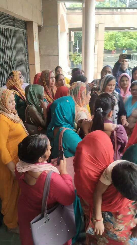 बागपत में समूह की महिलाओं ने डीएम को सौंपा ज्ञापनः मानदेय बढ़ाने, सुरक्षा और मुफ्त इलाज की सुविधा मांग