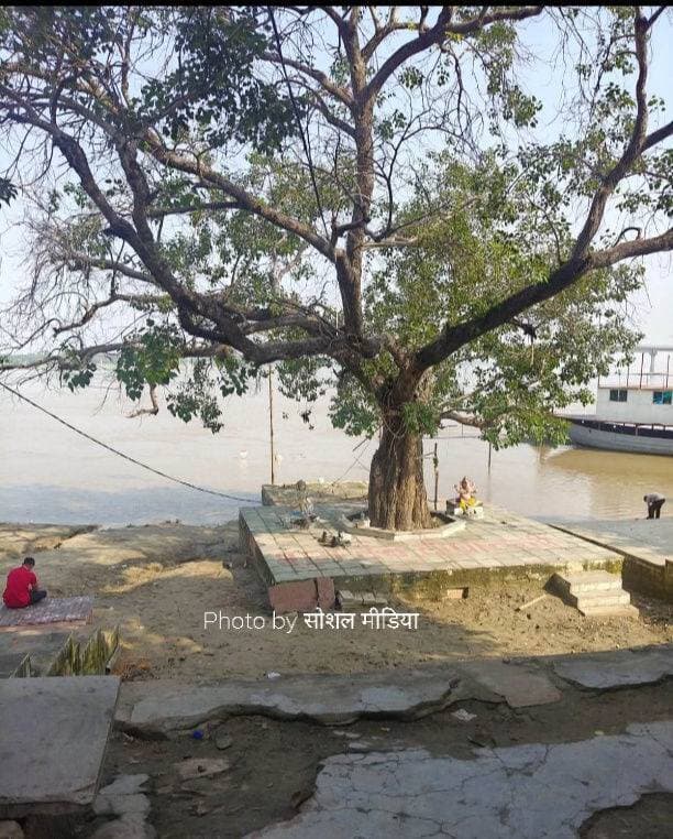 🌊 गंगा का जलस्तर फिर बढ़ा, तटवर्ती इलाकों में बढ़ी चिंता
मिर्जापुर में कुछ समय तक घटने के बाद गंगा नदी का जलस्तर एक बार फिर बढ़ने लगा है। सोमवार शाम गंगा का जलस्तर करीब 72.994 मीटर दर्ज किया गया और पानी लगभग 3 सेंटीमीटर प्रति घंटे की रफ्तार से बढ़ रहा था।
इस बार गंगा का जलस्तर काफी ऊंचा बना हुआ है, जिससे तटवर्ती क्षेत्रों के लोगों और किसानों की चिंता बढ़ गई है। प्रशासन भी जलस्तर पर लगातार नजर बनाए हुए है।
#मिर्जापुर #गंगा #गंगाजलस्तर #गंगा_का_जलस्तर #बाढ़ #तटवर्ती_इलाके #MirzapurNews #TodayMirzapur