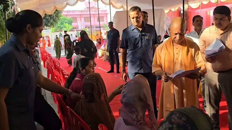 गोरखपुर में CM योगी का जनता दरबार, सैकड़ों फरियादियों की सुनी समस्याएं ! बुजुर्ग महिला की शिकायत पर सख्त कार्यवाही का दिया निर्देश
गोरखपुर। मुख्यमंत्री योगी आदित्यनाथ के गोरखपुर दौरे के दौरान आज लगातार दूसरे दिन गोरखनाथ मंदिर में आस्था और जनसेवा का संगम देखने को मिला।
मुख्यमंत्री ने सुबह गौशाला में गायों को अपने हाथों से रोटी और गुड़ खिलाया, दुलार किया। इसके बाद मंदिर परिसर में जनता दर्शन कार्यक्रम में हिस्सा लिया।
गोरखपुर समेत आसपास के जिलों से सैकड़ों फरियादी पहुंचे। सीएम ने एक-एक कर समस्याएं सुनीं। देवरिया से आई एक बुजुर्ग महिला की शिकायत पर सीएम गंभीर हो गए, पूछा किसने रास्ता रोका और अधिकारियों को सख्त कार्यवाही का निर्देश दिया।
जनता दर्शन में सबसे ज्यादा मामले जमीनी विवाद और पारिवारिक विवाद के रहे। सीएम ने कहा - शिकायतों के निस्तारण में लापरवाही नहीं होनी चाहिए, पात्र लोगों को समयबद्ध राहत मिले।
#Gorakhpur #CMYogi #YogiAdityanath #JantaDarbar #GorakhnathMandir #BreakingNews #TodayMirzapur #UPNews #Deoria
