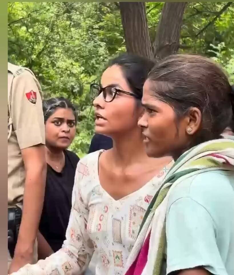 डीटीपी अधिकारी की नजर में अतिक्रमण झोपड़ी वाले करते हैं प्राईवेट स्कूलो के मालिक और भाजपा के नेता और कार्यकर्ता नहीं क्यों?
क्या आप बता सकते हैं क्यों गुरुग्राम के प्राईवेट स्कूलों पर कारवाई करने से डर रहे है डीटीपी विभाग के अधिकारी ?