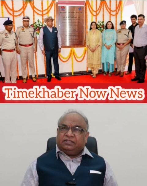 पुलिस महानिदेशक, हरियाणा अजय सिंघल का गुरुग्राम दौरा
नवनिर्मित पुलिस स्टेशन सेक्टर-17/18 का किया उद्घाटन, पुलिसकर्मियों एवं उनके परिवारों से किया संवाद
वरिष्ठ अधिकारियों के साथ कानून-व्यवस्था एवं पुलिसिंग को लेकर की अहम बैठक
लॉ एंड ऑर्डर कंपनियों की तैयारियों का लिया जायजा, प्रबुद्ध नागरिकों से भी किया संवाद
गुरुग्राम, गौरव गर्ग, 28 सितंबर । हरियाणा के पुलिस महानिदेशक अजय सिंघल ने आज गुरुग्राम का दौरा कर पुलिसिंग, कानून-व्यवस्था, पुलिसकर्मियों के कल्याण तथा आमजन के साथ पुलिस के बेहतर समन्वय से जुड़े विभिन्न कार्यक्रमों में भाग लिया। इस दौरान उन्होंने पुलिस अधिकारियों, पुलिसकर्मियों, उनके परिवारों तथा गुरुग्राम के प्रबुद्ध नागरिकों से संवाद करते हुए पुलिस व्यवस्था को और अधिक प्रभावी, संवेदनशील एवं जनोन्मुख बनाने पर विशेष जोर दिया।
नवनिर्मित पुलिस स्टेशन सेक्टर-17/18 का किया उद्घाटन
गुरुग्राम पहुंचने पर पुलिस महानिदेशक श्री अजय सिंघल का पुलिस स्टेशन सेक्टर-17/18 में गार्ड ऑफ ऑनर के साथ स्वागत किया गया। इसके पश्चात उन्होंने पुलिस स्टेशन सेक्टर-17/18 की नवनिर्मित इमारत का विधिवत उद्घाटन किया। इस अवसर पर पुलिस आयुक्त गुरुग्राम श्री शिबास कबिराज सहित सभी पुलिस उपायुक्त, सहायक पुलिस आयुक्त तथा अन्य वरिष्ठ पुलिस अधिकारी एवं कर्मचारी उपस्थित रहे। पुलिस महानिदेशक ने नवनिर्मित थाना परिसर का निरीक्षण करते हुए पुलिसिंग से संबंधित सुविधाओं एवं व्यवस्थाओं का जायजा लिया।
मीडिया प्रतिनिधियों से किया संवाद
उद्घाटन कार्यक्रम के उपरांत पुलिस महानिदेशक ने मीडिया प्रतिनिधियों से प्रेस कॉन्फ्रेंस के माध्यम से संवाद किया। उन्होंने मीडिया के विभिन्न सवालों का जवाब देते हुए गुरुग्राम पुलिस की कार्यशैली, कानून-व्यवस्था तथा पुलिसिंग से जुड़े महत्वपूर्ण विषयों पर जानकारी साझा की। उन्होंने पुलिस व्यवस्था को प्रभावी बनाने में मीडिया एवं आमजन के सहयोग की महत्वपूर्ण भूमिका को भी रेखांकित किया तथा पुलिस और जनता के बीच निरंतर संवाद एवं बेहतर तालमेल की आवश्यकता पर बल दिया।
पुलिसकर्मियों एवं उनके परिवारों से किया संवाद
इसके बाद पुलिस महानिदेशक पुलिस लाइन्स, गुरुग्राम पहुंचे, जहां कम्युनिटी हॉल में आयोजित वेलफेयर मीटिंग के दौरान उन्होंने पुलिसकर्मियों से सीधे संवाद किया। इस दौरान पुलिसकर्मियों की कार्य परिस्थितियों, कल्याण, सुविधाओं तथा अन्य संबंधित विषयों पर चर्चा की गई। पुलिस महानिदेशक ने पुलिसकर्मियों के परिवारों से भी मुलाकात की और उनकी अपेक्षाओं एवं कल्याण से जुड़े विषयों पर संवाद किया। उन्होंने HPHC गेस्ट हाउस में पुलिसकर्मियों के परिवारों से बातचीत करते हुए पुलिस बल के साथ-साथ उनके परिवारों के कल्याण को भी महत्वपूर्ण बताया।
लॉ एंड ऑर्डर कंपनियों की तैयारियों का लिया जायजा
पुलिस लाइन्स के परेड ग्राउंड में लॉ एंड ऑर्डर कंपनियों द्वारा विशेष डेमो प्रस्तुत किया गया। पुलिस महानिदेशक ने विभिन्न कंपनियों की तैयारियों, अनुशासन एवं कार्यक्षमता का निरीक्षण किया। इस प्रदर्शन में ईस्ट, वेस्ट, साउथ, मानेसर, मुख्यालय तथा महिला लॉ एंड ऑर्डर कंपनी के जवानों ने भाग लिया। डेमो के माध्यम से विभिन्न परिस्थितियों में कानून-व्यवस्था बनाए रखने के लिए पुलिस बल की तैयारियों एवं समन्वय का प्रदर्शन किया गया।
वरिष्ठ पुलिस अधिकारियों के साथ कानून-व्यवस्था पर अहम बैठक
इसके पश्चात पुलिस महानिदेशक ने कमिश्नरेट कार्यालय के कॉन्फ्रेंस हॉल में पुलिस आयुक्त, सभी पुलिस उपायुक्त, सहायक पुलिस आयुक्त तथा थाना प्रभारियों के साथ महत्वपूर्ण बैठक की। बैठक में गुरुग्राम की वर्तमान पुलिसिंग व्यवस्था, कानून-व्यवस्था, अपराध नियंत्रण, पुलिस की कार्यप्रणाली तथा आमजन की सुरक्षा से जुड़े विभिन्न विषयों पर विस्तृत विचार-विमर्श किया गया। पुलिस महानिदेशक ने अधिकारियों को प्रभावी पुलिसिंग, बेहतर समन्वय तथा नागरिकों की शिकायतों के प्रभावी एवं संवेदनशील निवारण पर विशेष ध्यान देने के निर्देश दिए।
प्रबुद्ध नागरिकों से भी किया संवाद
पुलिस महानिदेशक ने ट्रैफिक पुलिस टावर में गुरुग्राम के प्रबुद्ध नागरिकों के साथ भी संवाद किया। इस दौरान पुलिस व्यवस्था, यातायात प्रबंधन, नागरिक सुरक्षा तथा पुलिस-जनसहयोग से जुड़े विभिन्न विषयों पर विचार-विमर्श किया गया। श्री अजय सिंघल ने कहा कि प्रभावी पुलिसिंग केवल पुलिस बल के प्रयासों से ही नहीं, बल्कि नागरिकों के सहयोग एवं सहभागिता से भी मजबूत होती है। उन्होंने पुलिस एवं समाज के बीच निरंतर संवाद और विश्वास को सुदृढ़ करने की आवश्यकता पर बल दिया।
संवाद एवं समन्वय को मजबूत करने पर विशेष जोर
पुलिस महानिदेशक का गुरुग्राम दौरा पुलिसिंग के विभिन्न आयामों की समीक्षा एवं जमीनी स्तर पर संवाद को मजबूत करने पर केंद्रित रहा। पुलिस अधिकारियों, पुलिसकर्मियों, उनके परिवारों, मीडिया प्रतिनिधियों एवं प्रबुद्ध नागरिकों के साथ हुए संवाद का उद्देश्य पुलिस व्यवस्था को और अधिक प्रभावी, संवेदनशील, उत्तरदायी एवं जनोन्मुख बनाना रहा।गुरुग्राम पुलिस द्वारा पुलिस महानिदेशक के दौरे के दौरान निर्धारित सभी कार्यक्रमों का सुचारू एवं व्यवस्थित संचालन सुनिश्चित किया गया।