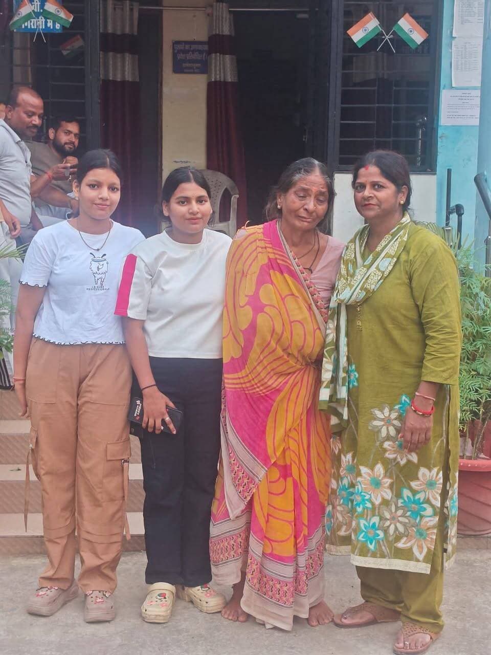 सफलता की कहानी
वन स्टॉप सेंटर रीवा की पहल से माँ को मिला अपना परिवार
_____________________
जिसका कोई सहारा नहीं होता, उसका सहारा ईश्वर होता है, यह कथन उस समय सार्थक प्रतीत हुआ, जब एक 60 वर्षीय महिला अपने परिवार से बिछड़कर भटकती हुई अवस्था में रीवा के गोविंदगढ़ थाना क्षेत्र अंतर्गत मिली। महिला को थाना गोविंदगढ़ पुलिस द्वारा सुरक्षा एवं अस्थायी आश्रय प्रदान करने के उद्देश्य से 18 सितंबर को वन स्टॉप सेंटर, रीवा लाया गया। सेंटर में महिला की स्थिति को देखते हुए वन स्टॉप सेंटर की प्रशासक श्रुति मिश्रा एवं सेंटर एडमिनिस्ट्रेटर शिवानी द्विवेदी द्वारा महिला को सुरक्षित एवं सहज वातावरण उपलब्ध कराया गया।
वन स्टॉप सेंटर की टीम द्वारा महिला की निरंतर देखभाल एवं संवेदनशीलता के साथ काउंसलिंग की गई। प्रारंभ में महिला अपने नाम, पता एवं परिवार के संबंध में स्पष्ट जानकारी देने की स्थिति में नहीं थीं। टीम द्वारा धैर्यपूर्वक बातचीत एवं लगातार काउंसलिंग के माध्यम से महिला से उनके नाम, निवास स्थान तथा परिवार के सदस्यों के संबंध में जानकारी प्राप्त करने का प्रयास किया गया। अंततः महिला अपना नाम शकुंतला गुप्ता बताई और समस्त थाने में सम्पर्क कर महिला की जानकारी प्रेषित की गई।
लगातार किए गए प्रयासों के फलस्वरूप महिला से उनके परिवार एवं निवास से संबंधित महत्वपूर्ण जानकारी प्राप्त हुई। वन स्टॉप सेंटर की टीम द्वारा प्राप्त जानकारी के आधार पर महिला के परिजनों से संपर्क स्थापित करने के प्रयास किए गए। कई प्रयासों के बाद महिला की बेटी, बेटे एवं परिवार के अन्य सदस्य वन स्टॉप सेंटर, रीवा पहुंचे। परिजनों द्वारा महिला की पहचान किए जाने के पश्चात आवश्यक प्रक्रिया पूर्ण कर महिला को उनके परिवारजनों के साथ 22 सितंबर सुरक्षित रूप से घर भेजा गया।
लंबे समय से परिवार से बिछड़ी महिला का अपने परिजनों से पुनर्मिलन सेंटर की पूरी टीम के लिए अत्यंत भावुक एवं संतोषजनक क्षण रहा। महिला के परिजनों द्वारा वन स्टॉप सेंटर रीवा की पूरी टीम के प्रति आभार व्यक्त करते हुए किए गए संवेदनशील एवं सराहनीय प्रयासों के लिए धन्यवाद दिया गया तथा भविष्य में भी इसी प्रकार जरूरतमंद महिलाओं को सहायता एवं सुरक्षा प्रदान करने हेतु शुभकामनाएं दी गईं। यह प्रकरण इस बात का उदाहरण है कि संवेदनशीलता, धैर्य, निरंतर काउंसलिंग एवं सामूहिक प्रयासों के माध्यम से बिछड़े हुए परिवार को पुनः जोड़ा जा सकता है। वन स्टॉप सेंटर रीवा की टीम द्वारा किए गए इस प्रयास ने न केवल एक महिला को सुरक्षित आश्रय प्रदान किया, बल्कि उन्हें उनके परिवार तक पहुंचाकर उनके जीवन में पुनः अपनत्व और सुरक्षा का भाव स्थापित किया।
CM Madhya Pradesh Dr Mohan Yadav Department Of Women Child Development, Madhya Pradesh Jansampark Madhya Pradesh
#Rewa #रीवा