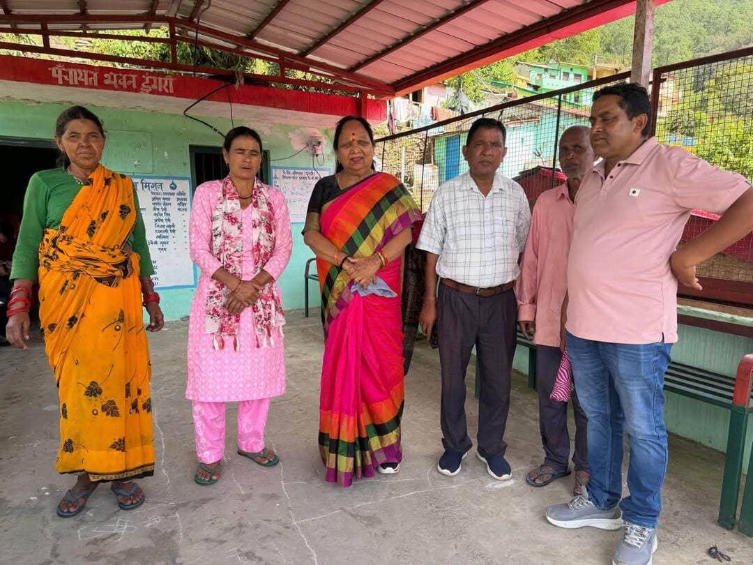 #डुंगरी क्षेत्र में जनसंपर्क, कांग्रेस की नीतियों को लेकर ग्रामीणों से संवाद
#कांग्रेस नेत्री अरुणा कुमार ने साबर सिंह जी एवं सुमन सिंह जी की अध्यक्षता में डुंगरी क्षेत्र का भ्रमण कर ग्रामीणों से जनसंपर्क किया। इस दौरान देवेश्वरी देवी, ग्राम प्रधान दमयंती देवी, हेमंती देवी, सूरज रावत, पूनम देवी, अंबिका रावत, मीना देवी, अमित कुमार (पूर्व प्रधान डुंगरी), विजयलक्ष्मी देवी, शिवानी देवी, सुमन चंद्र, कमल लाल जी सहित अनेक ग्रामीणों से मुलाकात कर क्षेत्र की समस्याओं और जनहित के मुद्दों पर संवाद किया।
अरुणा कुमार ने ग्रामीणों के बीच कांग्रेस की नीतियों एवं विचारधारा को साझा करते हुए कांग्रेस के समर्थन की अपील की। जनसंपर्क के दौरान ग्रामीणों से मिले आत्मीय सहयोग और समर्थन के लिए उन्होंने सभी का आभार व्यक्त किया।
जनता से संवाद, क्षेत्र की आवाज—जनहित के मुद्दों के साथ कांग्रेस का संकल्प।