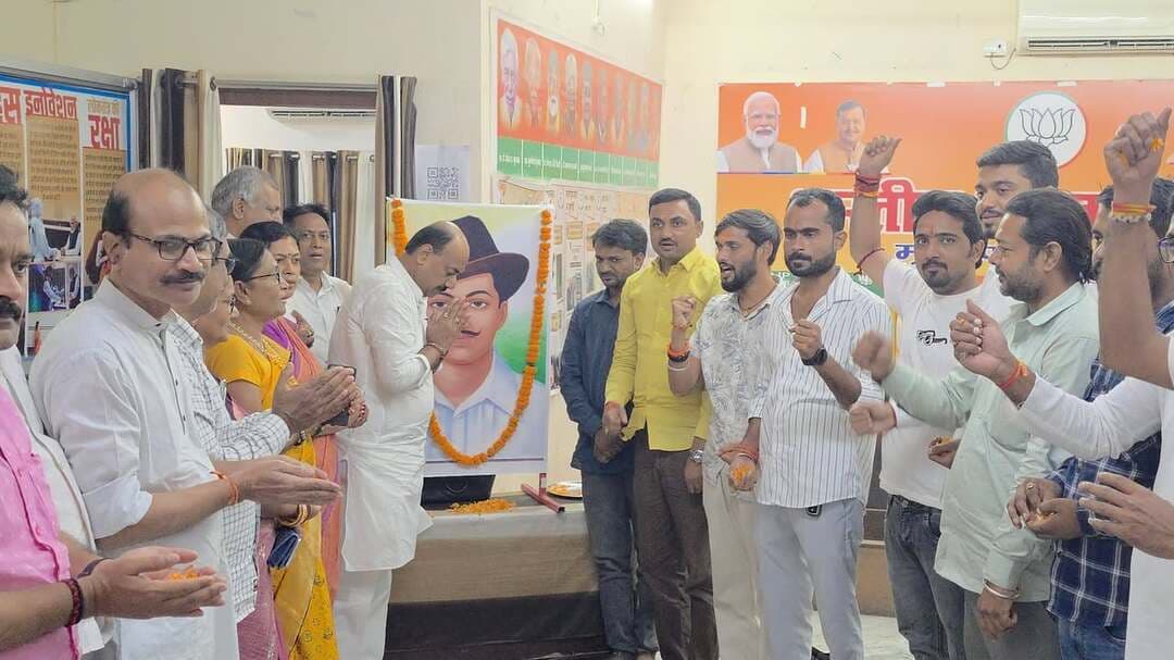 मुजफ्फरपुर में भगत सिंह की जयंती पर श्रद्धांजलि, विवेक कुमार बोले—“त्याग और बलिदान राष्ट्र की अमूल्य धरोहर”
मुजफ्फरपुर में सोमवार को शहीद-ए-आजम भगत सिंह की जयंती के अवसर पर भाजपा मुजफ्फरपुर पूर्वी जिला कार्यालय में श्रद्धांजलि कार्यक्रम आयोजित किया गया। कार्यक्रम का आयोजन भाजपा युवा मोर्चा के जिलाध्यक्ष दिवाकर शर्मा के नेतृत्व में किया गया, जबकि संयोजक की भूमिका युवा मोर्चा के उपाध्यक्ष मुकुल सिंह ने निभाई।
कार्यक्रम में भाजपा नेताओं और कार्यकर्ताओं ने शहीद भगत सिंह के चित्र पर पुष्पांजलि अर्पित कर उन्हें श्रद्धापूर्वक नमन किया और देश की आजादी के लिए उनके त्याग एवं बलिदान को याद किया।
इस अवसर पर भाजपा मुजफ्फरपुर पूर्वी के जिलाध्यक्ष विवेक कुमार ने कहा कि भगत सिंह का साहस, राष्ट्रभक्ति, त्याग और संघर्ष देश की अमूल्य धरोहर है। उन्होंने कहा कि भगत सिंह का जीवन युवाओं को राष्ट्रसेवा, सामाजिक जिम्मेदारी और कर्तव्यनिष्ठा की प्रेरणा देता है।
कार्यक्रम में वक्ताओं ने स्वतंत्रता आंदोलन में भगत सिंह के योगदान और उनके जीवन संघर्ष को याद किया। उपस्थित कार्यकर्ताओं ने उनके आदर्शों को अपने जीवन में अपनाने तथा राष्ट्र और समाज के प्रति समर्पित भाव से कार्य करने का संकल्प लिया।
कार्यक्रम में जिला प्रभारी रमेश श्रीवास्तव समेत भाजपा के कई पदाधिकारी, युवा मोर्चा के नेता और बड़ी संख्या में कार्यकर्ता मौजूद रहे। कार्यक्रम का समापन शहीद भगत सिंह को श्रद्धापूर्वक नमन के साथ हुआ।
#TirhutNow #BhagatSinghJayanti #MuzaffarpurNews #BJP #BiharNews