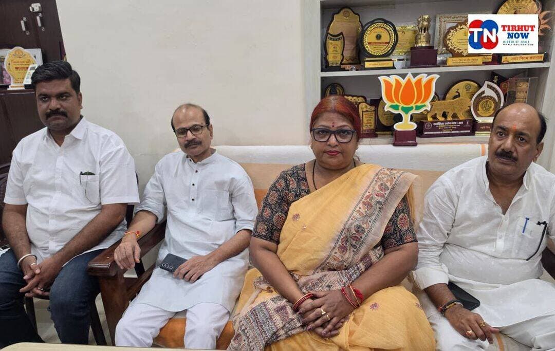 SIR विवाद पर मेयर निर्मला साहू का बड़ा बयान, बोलीं- EC के संयुक्त बयान से सामने आया पूरा तथ्य
मुजफ्फरपुर में SIR यानी स्पेशल इंटेंसिव रिवीजन को लेकर जारी राजनीतिक बहस के बीच मेयर निर्मला साहू ने सोमवार को अपने आवास पर प्रेस वार्ता की। इस दौरान उन्होंने चुनाव आयोग के हालिया संयुक्त बयान का हवाला देते हुए विपक्ष द्वारा लगाए जा रहे आरोपों पर अपनी प्रतिक्रिया दी।
मेयर निर्मला साहू ने कहा कि चुनाव आयोग के तीनों सदस्यों की ओर से जारी संयुक्त बयान में SIR समेत प्रमुख निर्णयों को आयोग की सहमति से लिए जाने की बात स्पष्ट की गई है। चुनाव आयोग ने भी सार्वजनिक रूप से कहा है कि SIR से जुड़े अंतिम निर्णय आयोग की सर्वसम्मत स्वीकृति से लिए गए थे।
मेयर ने कैबिनेट सचिव को भेजे गए पत्र को लेकर कहा कि आयोग के स्पष्टीकरण के अनुसार यह पत्र SIR या किसी नीतिगत फैसले से संबंधित नहीं, बल्कि एक अधिकारी की प्रतिनियुक्ति से जुड़े प्रशासनिक विषय से संबंधित था।
उन्होंने फॉर्म-6 और SIR को लेकर लोगों के बीच फैल रहे भ्रम को दूर करने की बात कही और पात्र मतदाताओं की चुनावी प्रक्रिया में भागीदारी सुनिश्चित करने पर जोर दिया।
प्रेस वार्ता में भाजपा मुजफ्फरपुर पूर्वी जिलाध्यक्ष विवेक कुमार, जिला प्रभारी रमेश श्रीवास्तव और जिला मीडिया टीम प्रभारी डॉ. साकेत शुभम ठाकुर समेत अन्य कार्यकर्ता मौजूद रहे। वहीं, SIR को लेकर विपक्षी दलों और अन्य संगठनों की ओर से चुनाव प्रक्रिया और पारदर्शिता को लेकर अलग-अलग आपत्तियां भी सार्वजनिक रूप से सामने आई हैं।
<nis:link nis:type=tag nis:id=tirhutnow nis:value=TirhutNow nis:enabled=true nis:link/> <nis:link nis:type=tag nis:id=muzaffarpurnews nis:value=MuzaffarpurNews nis:enabled=true nis:link/> <nis:link nis:type=tag nis:id=sir nis:value=SIR nis:enabled=true nis:link/> <nis:link nis:type=tag nis:id=electioncommission nis:value=ElectionCommission nis:enabled=true nis:link/> <nis:link nis:type=tag nis:id=biharnews nis:value=BiharNews nis:enabled=true nis:link/>