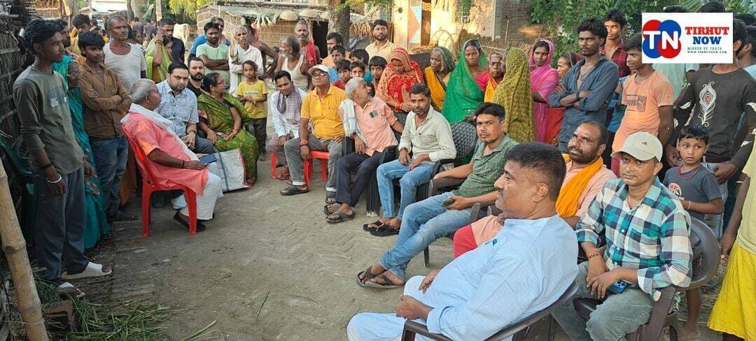 आजादी के बाद भी विकास से दूर बिनवा के ढाह! 2 हजार आबादी सड़क, स्कूल और रोशनी को तरसी, विधायक ने सुनी ग्रामीणों की पीड़ा
मुजफ्फरपुर के मड़वन प्रखंड के बड़का गांव स्थित बिनवा के ढाह टोला में आजादी के दशकों बाद भी विकास की बुनियादी सुविधाएं नहीं पहुंच सकी हैं। करीब दो हजार की आबादी वाले इस टोले के ग्रामीण आज भी पक्की सड़क, स्कूल, बिजली और रोशनी जैसी मूलभूत सुविधाओं के लिए संघर्ष कर रहे हैं।
मुख्य सड़क से टोले तक पहुंचने के लिए पक्की सड़क नहीं होने के कारण ग्रामीणों को पगडंडी और संकरे रास्तों का सहारा लेना पड़ता है। बरसात में कीचड़ और जलजमाव के कारण स्थिति और भी मुश्किल हो जाती है।
ग्रामीणों की समस्याएं जानने के लिए सोमवार को कांटी विधायक ई. अजीत कुमार टोले में पहुंचे। इस दौरान ग्रामीणों ने उनके सामने अपनी समस्याएं रखीं। लोगों ने बताया कि बच्चों को पढ़ाई के लिए तीन से चार किलोमीटर दूर स्कूल जाना पड़ता है। सामाजिक कार्यक्रमों के लिए भवन नहीं है, जबकि जर्जर बिजली के पोल और तार के कारण आपूर्ति भी बाधित होती रहती है। टोले में सोलर लाइट और आंगनबाड़ी केंद्र की भी मांग की गई।
विधायक ई. अजीत कुमार ने मुख्य सड़क से टोले को जोड़ने के लिए जी. रामजी योजना अथवा विधायक मद से जल्द सड़क निर्माण कराने का आश्वासन दिया। साथ ही स्कूल, आंगनबाड़ी और प्रकाश व्यवस्था की समस्या को लेकर संबंधित अधिकारियों से बात कर समाधान का भरोसा दिलाया।
<nis:link nis:type=tag nis:id=tirhutnow nis:value=TirhutNow nis:enabled=true nis:link/> <nis:link nis:type=tag nis:id=muzaffarpurnews nis:value=MuzaffarpurNews nis:enabled=true nis:link/> <nis:link nis:type=tag nis:id=marwan nis:value=Marwan nis:enabled=true nis:link/> <nis:link nis:type=tag nis:id=biharnews nis:value=BiharNews nis:enabled=true nis:link/> <nis:link nis:type=tag nis:id=groundreport nis:value=GroundReport nis:enabled=true nis:link/>
