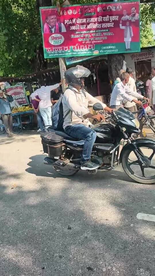 गोल्ड मेडलिस्ट शिक्षक का रामविलास भारती के अंतिम दर्शन के लिए सड़क पर फूल लेकर इंतजार कर रहे हैं स्कूली छात्र