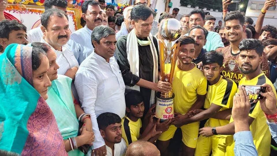 ⚽अंतरराज्यीय फुटबॉल टूर्नामेंट 2026 |पटोरी (बिहार) विजेता, बंगाल बनी उपविजेता;केंद्रीय गृह राज्य मंत्री नित्यानंद राय ने खिलाड़ियों को किया सम्मानित..
#समस्तीपुर।जननायक कर्पूरी ठाकुर स्टेडियम, शाहपुर पटोरी में आयोजित प्रेम शंकर त्रिवेदी एवं रमा शंकर त्रिवेदी स्मृति अंतरराज्यीय फुटबॉल टूर्नामेंट 2026 के रोमांचक फाइनल मुकाबले में विजेता टीम पटोरी (बिहार) एवं उपविजेता टीम बंगाल के प्रतिभावान खिलाड़ियों को भारत सरकार के माननीय केंद्रीय गृह राज्य मंत्री नित्यानंद राय के साथ पुरस्कृत एवं सम्मानित किया गया।
दोनों टीमों के खिलाड़ियों का शानदार प्रदर्शन, खेल के प्रति समर्पण और खेल भावना सभी का दिल जीतने वाला रहा। सभी युवा खिलाड़ियों के उज्ज्वल भविष्य की कामना करता हूँ।
युवाओं की यही ऊर्जा, प्रतिभा और खेल भावना हमारे क्षेत्र का असली गौरव है।मौके पर मौजूद सभी अतिथियों में
एमएलसी तरुण कुमार ,पूर्व विधायक विद्या सागर सिंह निषाद , विधायक राजेश कुमार सिंह,विधायक रणविजय साहू और भी कई गणमान्य व्यक्ति उपस्थित थे।
#ShahpurPatori #Samastipur #NityanandRai #FootballTournament2026 #PatoriChampion
