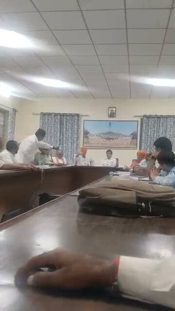 परामर्शदात्री की मीटिंग इन्दिरा गांधी नहर परियोजना सभागार जैसलमेर में संपन्न हुई जिसमें आगामी रबी सीजन के लिए पांच बारियों का रेगुलेशन तय हुआ।
#jaisalmer #barmer #Bikaner #jodhpur