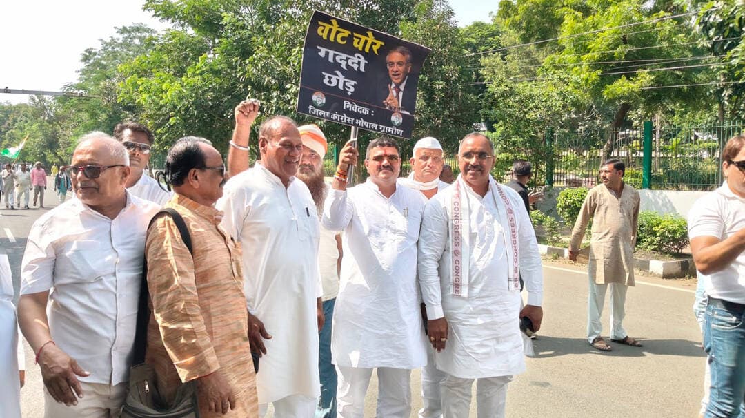 कांग्रेस का भोपाल में चुनाव आयुक्त के खिलाफ प्रदर्शन
-हरदा से भी पहुंचे कांग्रेस नेता
अनोखा तीर, हरदा। अखिल भारतीय कांग्रेस कमेटी के निर्देशानुसार मध्यप्रदेश कांग्रेस कमेटी के प्रभारी हरीश चौधरी एवं प्रदेश अध्यक्ष जीतू पटवारी के निर्देशानुसार भोपाल में मुख्य चुनाव आयुक्त के खिलाफ जंगी प्रदर्शन किया गया, जिसमें हरदा जिले से जिला कांग्रेस अध्यक्ष मोहन साईं के नेतृत्व में कांग्रेस नेता शामिल हुए। कांग्रेस नेताओं ने आरोप लगाया कि पूरे देश में प्रधानमंत्री नरेंद्र मोदी और गृह मंत्री अमित शाह के इशारे पर वोट चोरी की जा रही है। देश में 13 करोड़ मतदाताओं के नाम एसआईआर के जरिए काट दिए गए हैं। आज देश में चोरी की गई सरकार है, यह एक तरह से लोकतंत्र की हत्या है। ज्ञानेश कुमार पर देशद्रोह का केस दर्ज होना चाहिए, इसे तत्काल गिरफ्तार किया जाना चाहिए और देश के 13 करोड़ मतदाताओं के नाम तत्काल वोटर लिस्ट में जोड़े जाने चाहिए। देश के प्रधानमंत्री को तत्काल इस्तीफा देना चाहिए। अलोकतांत्रिक तरीके से चुनी हुई सरकार देश के हर वर्ग का शोषण कर रही है, चाहे किसान हो, गरीब हो, छात्र हो या मध्यम वर्गीय व्यापारी हो, हर वर्ग परेशान है। कांग्रेस ने कहा कि राहुल गांधी विगत 3 वर्षों से हर मंच पर वोट चोरी का मुद्दा उठाते आ रहे हैं। चुनाव आयोग को बचाने के लिए प्रधानमंत्री ने 2023 में कानून बदला कि चुनाव आयोग पर कोई मुकदमा दर्ज नहीं हो सकता। इसका मतलब देश की जनता समझना चाहती है कि ऐसा कानून क्यों बनाया गया, चुनाव आयोग को खुली छूट दी गई वोट चोरी करने की। ज्ञानेश कुमार, प्रधानमंत्री नरेंद्र मोदी और गृह मंत्री अमित शाह की कठपुतली की तरह काम कर रहे हैं। प्रदेश अध्यक्ष जीतू पटवारी ने 30 सितंबर को पूरे प्रदेश में वोट चोरी के खिलाफ प्रदर्शन कर ज्ञानेश कुमार, प्रधानमंत्री नरेंद्र मोदी और गृह मंत्री अमित शाह तीनों के पुतले जलाने के निर्देश दिए हैं। हरदा जिला मुख्यालय पर भी 30 सितंबर को प्रदर्शन किया जाएगा। आज भोपाल कार्यक्रम में राजीव गांधी पंचायती राज संगठन के राष्ट्रीय सलाहकार हेमंत टाले, पूर्व जिला अध्यक्ष लक्ष्मीनारायण पवार, जिला उपाध्यक्ष रविशंकर शर्मा, जिला संगठन महासचिव गोविंद सूरमा, हरदा ब्लॉक अध्यक्ष गोविंद व्यास, जिला कोषाध्यक्ष प्रद्युम्न सिंह कुशवाह, उमाशंकर बिश्नोई, सतीश खोड, अभिषेक जानी, अमीर पटेल, गगन अग्रवाल, गोविंदा कुचबंदिया सहित अन्य साथी शामिल हुए।