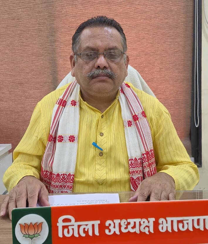एसआईआर पर घमासान
-भाजपा जिलाध्यक्ष का कांग्रेस पर पलटवार
-राजेश वर्मा बोले- आयोग ने स्थिति साफ कर दी, अब आरोपों पर कांग्रेस दे जवाब
अनोखा तीर, हरदा। विशेष गहन पुनरीक्षण एसआईआर को लेकर कांग्रेस और राहुल गांधी के आरोपों के बीच भाजपा जिलाध्यक्ष राजेश वर्मा ने पलटवार करते हुए कहा है कि जब चुनाव आयोग खुद अपने निर्णय और प्रक्रिया पर स्थिति स्पष्ट कर चुका है, तब भी उसी मुद्दे को लेकर भ्रम बनाए रखना उचित नहीं है। वर्मा ने कहा कि 26 सितंबर की बैठक के बाद चुनाव आयोग ने स्पष्ट किया कि एसआईआर से जुड़े निर्णय तीनों चुनाव आयुक्तों की सर्वसम्मति से लिए गए हैं। आयोग ने यह भी कहा कि एसआईआर में नोटिस पाने वाले लोगों के दस्तावेज बीएलओ उनके घर जाकर ले सकते हैं और केवल अपवादात्मक परिस्थितियों में ही व्यक्तिगत सुनवाई की जरूरत होगी। उन्होंने कहा कि फार्म ६ के साथ एसआईआर घोषणा-पत्र को लेकर भी आयोग ने अपना पक्ष सामने रखा है और बताया है कि इसे सुप्रीम कोर्ट द्वारा बरकरार रखा गया है। साथ ही इसीनेट की कार्यप्रणाली और नियमों के अनुपालन की दोबारा जांच के लिए स्वतंत्र आईआईटी विशेषज्ञ को शामिल करते हुए समिति बनाने की जानकारी दी गई है।
अब कांग्रेस से सीधे सवाल
भाजपा जिलाध्यक्ष ने कांग्रेस से पूछा कि यदि चुनाव आयोग ने एसआईआर पर अपना आधिकारिक पक्ष स्पष्ट कर दिया है तो राहुल गांधी अपने आरोपों को लेकर आगे क्या आधार प्रस्तुत करेंगे? क्या कांग्रेस चुनाव आयोग और अन्य संवैधानिक संस्थाओं पर विश्वास करती है? क्या वह अपने पूर्व आरोपों की समीक्षा करेगी? वर्मा ने कहा कि मीडिया रिपोर्ट और राजनीतिक आरोप अपनी जगह हैं, लेकिन संवैधानिक संस्था पर गंभीर आरोप लगाने से पहले तथ्यों की पुष्टि जरूरी है। लोकतंत्र में सवाल पूछने का अधिकार सभी को है, लेकिन सवालों के साथ तथ्य और प्रमाण भी जनता के सामने होने चाहिए। उन्होंने कांग्रेस पर निशाना साधते हुए कहा कि चुनावी राजनीति में हर हार या विवाद का कारण चुनावी प्रक्रिया को बताने के बजाय राजनीतिक दलों को अपने संगठन, नीतियों और जनता के बीच अपने काम का भी आत्ममंथन करना चाहिए। श्री वर्मा ने कहा कि चुनाव जनता के बीच जाकर काम और नीतियों के आधार पर जनसमर्थन हासिल करने से लड़े जाते हैं। संवैधानिक संस्थाओं के बारे में जनता के बीच अविश्वास की स्थिति पैदा करने के बजाय राजनीतिक दलों को तथ्य सामने रखने चाहिए।
