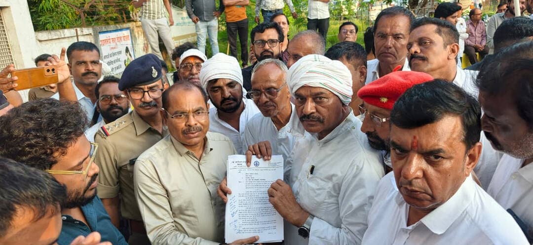 पोखरनी-हरदा सड़क को लेकर विधायक की पैदल यात्रा, कलेक्टर को सौंपा ज्ञापन
अनोखा तीर, हरदा। पोखरनी से हरदा तक जर्जर सड़क मार्ग के शीघ्र मरम्मत कार्य की मांग को लेकर हरदा विधायक डॉ. रामकिशोर दोगने के नेतृत्व में छिपाबड़ से प्रारंभ हुई पदयात्रा का समापन हरदा कलेक्टर कार्यालय पहुंचकर कलेक्टर को ज्ञापन सौंप कर हुआ। यात्रा में सैकड़ों की संख्या में क्षेत्रवासी एवं कांग्रेसजन शामिल हुए। यात्रा का मार्ग में विभिन्न स्थानों पर क्षेत्रवासियों द्वारा आत्मीय स्वागत किया गया। यात्रा के दौरान ग्रामीणों एवं क्षेत्रवासियों ने पोखरनी से हरदा के बीच जर्जर सड़क की समस्या को प्रमुखता से उठाया। यात्रा में शामिल लोगों ने सड़क मरम्मत कार्य शीघ्र प्रारंभ कराने और गुणवत्तापूर्ण तरीके से पूर्ण कराने की मांग को लेकर हरदा विधायक डॉ. दोगने के साथ मिलकर आवाज बुलंद की। यात्रा का समापन हरदा में कलेक्टर कार्यालय पहुंचकर किया गया। यहां हरदा विधायक डॉ. दोगने द्वारा समस्त कांग्रेसजनों एवं क्षेत्रवासियों के साथ मिलकर हरदा कलेक्टर एवं मध्य प्रदेश रोड डेवलपमेंट कॉरपोरेशन के संभागीय प्रबंधक के नाम ज्ञापन सौंपा गया। ज्ञापन में उल्लेख किया गया कि हरदा-आशापुर मार्ग क्षेत्र के लिए अत्यंत महत्वपूर्ण सड़क मार्ग है। इसके मरम्मत कार्य की स्वीकृति मार्च-अप्रैल 2026 में किए जाने की जानकारी देते हुए बताया गया कि आशापुर से पोखरनी तक सड़क मरम्मत कार्य पूर्ण हो चुका है, जबकि पोखरनी से हरदा के बीच का महत्वपूर्ण हिस्सा अभी भी मरम्मत कार्य से वंचित है। इसके कारण क्षेत्रवासियों को आवागमन में परेशानी का सामना करना पड़ रहा है। ज्ञापन में मांग की गई कि पोखरनी से हरदा के बीच शेष सड़क मरम्मत कार्य तत्काल प्रारंभ कर निर्धारित समय-सीमा में पूर्ण कराया जाए। साथ ही सड़क मरम्मत कार्य की स्वीकृति, प्रशासकीय एवं तकनीकी स्वीकृति, टेंडर, वर्क ऑर्डर, अनुबंध एवं कार्य प्रारंभ करने की समय-सीमा सहित संबंधित जानकारी सार्वजनिक किए जाने की मांग भी की गई।
25 सितंबर के भूमिपूजन कार्यक्रम की जांच की मांग
ज्ञापन में 25 सितंबर को पूर्व मंत्री एवं सांसद प्रतिनिधि कमल पटेल द्वारा हरदा-आशापुर मार्ग के सड़क मरम्मत/उन्नयन कार्य के किए गए भूमिपूजन कार्यक्रम की प्रशासनिक जांच कराने की मांग भी की गई है। हरदा विधायक डॉ. दोगने द्वारा कलेक्टर से यह स्पष्ट करने की मांग की गई कि उक्त कार्यक्रम शासकीय था अथवा निजी/राजनीतिक कार्यक्रम। यदि यह शासकीय कार्यक्रम था तो इसकी अनुमति किस विभाग अथवा अधिकारी द्वारा दी गई तथा कार्यक्रम में शासकीय संसाधनों का उपयोग हुआ अथवा नहीं, इसकी जानकारी सार्वजनिक करने की मांग की गई है। ज्ञापन में यह भी मांग की गई कि यदि जांच में किसी प्रकार की अनुमति, प्रोटोकॉल अथवा शासकीय प्रक्रिया के उल्लंघन अथवा शासकीय संसाधनों के अनधिकृत उपयोग की पुष्टि होती है, तो नियमानुसार जिम्मेदारी निर्धारित कर कार्यवाही की जाए। इसके साथ ही सड़क मरम्मत कार्य की स्वतंत्र तकनीकी जांच, स्वीकृत राशि, सड़क की लंबाई, निर्धारित गुणवत्ता तथा मौके पर किए गए कार्य का भौतिक सत्यापन कराने की मांग भी की गई है। उक्त मांगों पर उपस्थित अधिकारियों द्वारा अति शीघ्र जांच कराए जाने व 29 सितंबर को दोपहर 12 बजे तक सड़क मार्ग के मरम्मत कार्य को शुरू किए जाने का आश्वासन दिया गया। यात्रा में वरिष्ठ कांग्रेस नेता बद्री पटेल, चुन्नीलाल रायखेरे, हंडिया ब्लॉक अध्यक्ष महेश पटेल, खिरकिया ब्लॉक अध्यक्ष शंकर सिंह सोलंकी, हरदा ब्लॉक अध्यक्ष गोविंद व्यास, मगरधा ब्लॉक अध्यक्ष संजय भायरे, सोनतलाई ब्लॉक अध्यक्ष सुरेंद्र बिश्नोई, खिरकिया शहर अध्यक्ष असलम पठान, राजेश पटेल, दुर्गादास पाटिल, आहत खान, अनिल दुबे, राहुल पटेल, भूपेंद्र राजपूत, राकेश सुरमा, योगानंद राजपूत, अनिल सूरमा, धर्मेंद्र सिंह चौहान, अनिल बिश्नोई, अमर रोचलानी, सिद्धार्थ बिश्नोई, शुभम सुरमा, देवेंद्र राजपूत, देवेंद्र दरबार, विजय सुरमा, कैलाश पटेल, गोरेलाल सिसोदिया, आदित्य पटेल, भूपेश बाबल, राजेश सोनकर, आनंद जाट, गौरीशंकर शर्मा, अजय पाटिल, ज्ञानदास गुर्जर, रमेश बिश्नोई, लालू राजपूत, गोविंद राजपूत, नितिन जोशी, नवल बघेल, हरेराम बिश्नोई, मदन गौर, रमेश सोनकर, मुजाहिद अली, संजय अग्रवाल, विशाल बघेल, समस्त कांग्रेसजन एवं क्षेत्रवासी उपस्थित रहे।