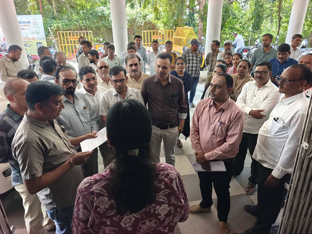 स्वामित्व योजना में पटवारियों को निष्पादन दायित्व से अलग करने की मांग
-मप्र पटवारी संघ ने डिप्टी कलेक्टर को सौंपा मुख्यमंत्री के नाम ज्ञापन
-योजना के क्रियान्वयन में स्पष्टता लाने की रखी मांग
अनोखा तीर, हरदा। स्वामित्व अधिकार अभिलेख निष्पादन एवं पंजीयन-2026 के अंतर्गत पटवारियों को निष्पादक के दायित्व से पृथक किए जाने सहित योजना के क्रियान्वयन से जुड़ी विभिन्न समस्याओं के निराकरण की मांग को लेकर मध्यप्रदेश पटवारी संघ जिला हरदा ने ज्ञापन सौंपा। संघ पदाधिकारियों ने डिप्टी कलेक्टर स्वेता भमोरे को मुख्यमंत्री के नाम ज्ञापन देकर शासन स्तर पर समस्याओं के निराकरण की मांग रखी। ज्ञापन में पटवारी संघ ने कहा कि स्वामित्व योजना के क्रियान्वयन को लेकर विभिन्न विभागों के दायित्व स्पष्ट किए जाना आवश्यक है। संघ ने मध्यप्रदेश शासन राजस्व विभाग द्वारा 24 सितंबर 2026 को जारी परिपत्र का हवाला देते हुए कहा कि स्वामित्व योजना का मूल विभाग पंचायती राज मंत्रालय, भारत सरकार है। ऐसे में इसके क्रियान्वयन का दायित्व राजस्व विभाग से नहीं कराया जाना चाहिए तथा पटवारियों को निष्पादन के दायित्व से अलग किया जाना चाहिए। संघ ने यह भी कहा कि योजना के तहत भूमि स्वामी के नाम-अभिलेख में विसंगति होने पर पटवारी द्वारा विलेख का निष्पादन नहीं करने तथा ऐसे मामलों का निराकरण सक्षम प्राधिकारी द्वारा किए जाने का प्रावधान है। वहीं नाम में अंतर पाए जाने पर विभिन्न दस्तावेजों के आधार पर पहचान की पुष्टि करने संबंधी प्रावधान भी दिए गए हैं। संघ के अनुसार इन प्रावधानों को लेकर पटवारियों पर दोहरे दायित्व की स्थिति बन रही है। ज्ञापन में ग्राम आबादी में निवास करने वाले प्रत्येक व्यक्ति की पहचान, पारिवारिक स्थिति एवं वास्तविक निवास की पुष्टि का दायित्व पटवारी पर डालने को भी व्यवहारिक कठिनाई बताया गया। संघ ने कहा कि पटवारी का कार्यक्षेत्र मुख्य रूप से भूमि एवं खातेदार संबंधी राजस्व कार्यों तक सीमित है। ऐसे में पहचान एवं नाम संबंधी विवादों में अंतिम निर्णय का दायित्व सक्षम प्राधिकारी अथवा संबंधित विभागीय अधिकारी के स्तर पर रखा जाना चाहिए। ज्ञापन सौंपने के दौरान जिलाध्यक्ष सहित राजेश वर्मा, फूलसिंह उइके, राजनारायण बट्टी, सुशील दुबे, श्याम पवार सहित अन्य पटवारी साथी उपस्थित रहे।