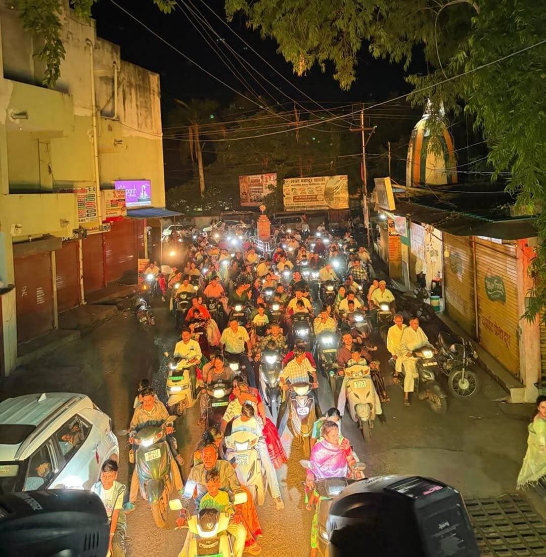 हर्षोल्लास से मनाया जैन समाज ने क्षमावाणी महोत्सव
-रैली के रूप मैं वाहनों पर निकले जैन समाज के सदस्य, शहरभर में घुम कर मांगी क्षमा
अनोखा तीर, हरदा। अपने संस्कारों और संस्कृति के लिए विशिष्ट पहचान रखने वाली श्री दिगम्बर जैन समाज द्वारा आत्मकल्याण के पावन पर्व पर्यूषण के समापन पर आज शहरभर में रैली के रूप मैं वाहनों पर घुमकर क्षमा महोत्सव मनाया। जैन समाज के अध्यक्ष सुरेंद्र जैन एवं कोषाध्यक्ष राजीव रविंद्र जैन ने बताया कि संस्कृति और संस्कार हमारी पहचान है, हमें गलतियों की क्षमा मांगने से परहेज़ नहीं है। हम इससे अपने आप को गौरवान्वित महसूस करते हैं। हमारे धर्म संस्कार इसे कर्मों के छय का उत्कृष्ट मार्ग बताते हैं। इसी परम्परा का निर्वहन करते हुए दिगम्बर जैन समाज द्वारा सामूहिक क्षमावाणी महोत्सव मनाया। क्षमावाणी महोत्सव पर्व प्रातकाल मंदिर जी में विशेष पूजन किया गया। दोपहर मंदिर जी से घटयात्रा निकाली गई इसके पश्चात विश्व शांति और प्राणीमात्र के कल्याण की कामना को लेकर चांदी की पांडुकशिला पर श्रीजी का अभिषेक, शांतिधारा की गई। शांतिधारा का सौभाग्य हेमंत अजमेरा, सुनील पाटनी को प्राप्त हुआ। राजीव जैन ने बताया की संध्याकाल में मंदिर जी में आरती के पश्चात श्री दिगम्बर जैन समाज एवं अखिल भारतीय महिला परिषद द्वारा त्यागी वृतीयों का सम्मान किया गया। इस अवसर पर जैनम दिव्य घोष द्वारा समाज के लोगों को स्वल्पाहार करवाया गया इसके पश्चात शहर में वाहन रैली के रूप में घुमकर क्षमावाणी महोत्सव मनाया गया। कार्यक्रम का सफल संयोजन जैन समाज के नवयुवकों एवं जैनम दिव्यघोष के द्वारा समाज के सहयोग से किया गया था। जैन समाज ने सभी का आभार व्यक्त किया। आयोजन में ट्रस्ट कमेटी के सभी सदस्य सुरेंद्र जैन, प्रदीप अजमेरा, विशाल जैन, राहुल गंगवाल, राजीव जैन, संजय पाटनी, सचिन सिंघई, आकाश लहरी, विशाल समैया उपस्थित थे।