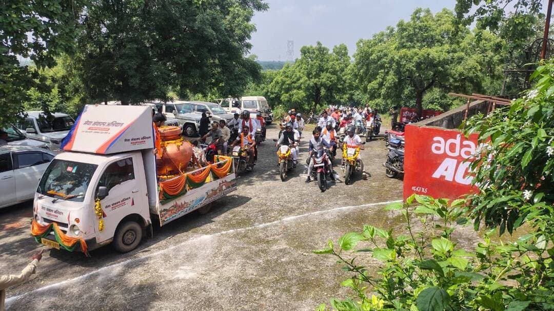 • वडनगर से वाराणसी तक सेवा संकल्प यात्रा का अहमदपुर आत्मीय स्वागत
• यात्रा के दौरान सेवा, समर्पण, जनभागीदारी और राष्ट्र निर्माण का संदेश दिया जा रहा है
प्रधानमंत्री श्री नरेन्द्र मोदी के सार्वजनिक जीवन के 25 वर्ष पूर्ण होने के अवसर पर ‘सेवा संकल्प अभियान’ के अंतर्गत वडनगर से वाराणसी तक विशेष बाइक यात्रा निकाली जा रही है। यात्रा के सीहोर जिले अहमदपुर पहुंचने पर विधायक श्री सुदेश राय एवं जनप्रतिनिधियों, कार्यकर्ताओं एवं नागरिकों ने उत्साह और आत्मीयता के साथ सेवा यात्रियों का स्वागत किया। यात्रा में बड़ी संख्या में बाइक सवार सेवा यात्री शामिल हैं। विभिन्न स्थानों पर नागरिकों द्वारा पुष्पवर्षा एवं स्वागत कर यात्रियों का उत्साहवर्धन किया गया। यात्रा के माध्यम से सेवा, जनसंवाद और राष्ट्रीय एकता के संदेश को जन-जन तक पहुंचाने का प्रयास किया जा रहा है। इस दौरान विभिन्न गतिविधियों के माध्यम से नागरिकों को सेवा एवं सामाजिक सहभागिता के लिए प्रेरित किया जा रहा है।
वडनगर से प्रारंभ हुई यह यात्रा विभिन्न क्षेत्रों से होते हुए वाराणसी पहुंचेगी। यात्रा के दौरान सेवा, समर्पण, जनभागीदारी और राष्ट्र निर्माण से जुड़े संदेशों को लोगों तक पहुंचाया जा रहा है। सीहोर जिले में यात्रा के पड़ावों पर मिले आत्मीय स्वागत से सेवा यात्रियों में उत्साह नजर आया और बड़ी संख्या में नागरिक यात्रा से जुड़े।
#डॉ_मोहन_यादव_का_विकसित_MP #सेवा_संकल्प_अभियान_2026 #विकसित_भारत #ModiAt25 #JansamparkMP #CMMadhyaPradesh #MadhyaPradesh #sehore #जनसेवा #सेवा_संकल्प #सेवा_के_25_वर्ष #जनकल्याण #सेवा_ही_संकल्प #आशीर्वाद