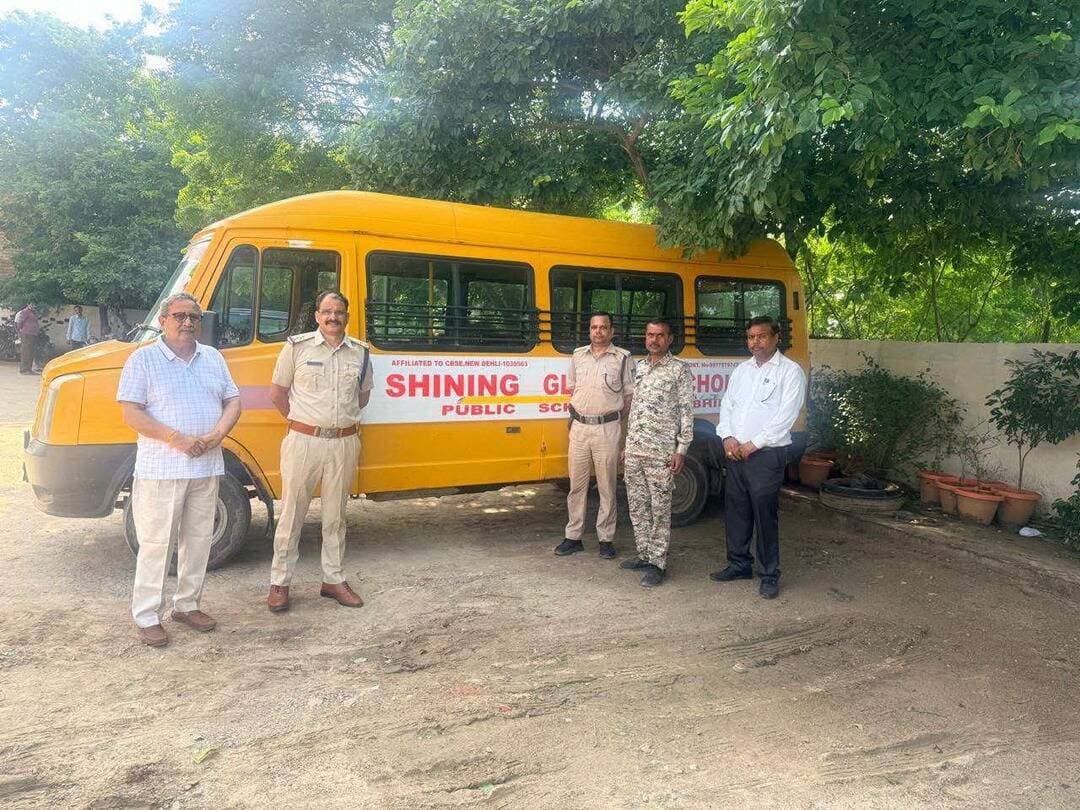 परिवहन विभाग ने शायनिंग ग्लोरियर्स स्कूल रौन की दो बसों पर की 10 हजार की चलानी कार्रवाई
कलेक्टर भिण्ड के निर्देशानुसार एवं जिला परिवहन अधिकारी के निर्देशन में चेकपोस्ट प्रभारी श्री अशोक शर्मा, स्टाफ द्वारा आज शायनिंग ग्लोरियर्स स्कूल रौन की स्कूल बस का निरीक्षण किया गया, कुल 24 बसें संचालित होना पायी गईं।
निरीक्षण के दौरान दो बसों पर पीयूसी एवं एचआरएसपी न होने की दशा में दस हज़ार की रुपये की चलानी कार्यवाही की गई एवं बस चालकों/संचालक को उच्चतम न्यायालय के निर्देशों का पालन करने एवं वाहन को सुरक्षित तरीके से चलाने के अनुदेश दिये गये।
#CMMadhyaPradesh
#JansamparkMP
Madhya Pradesh Transport Department
#भिण्ड
#Bhind