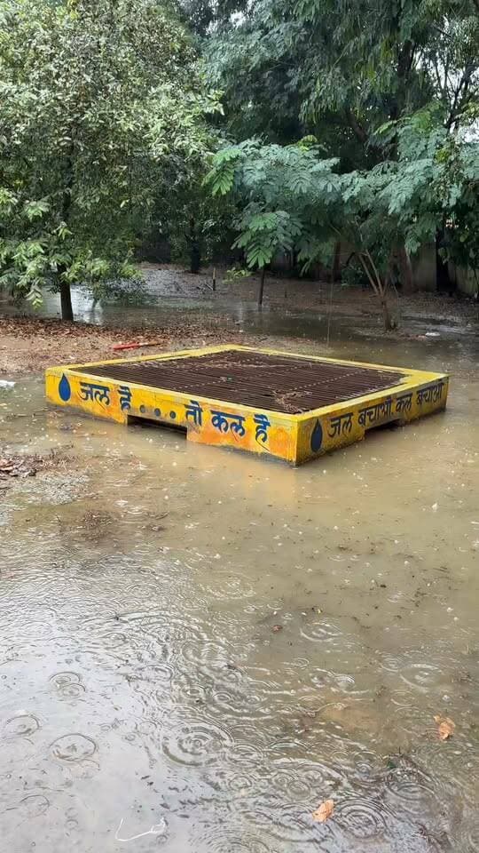 वाटर रिचार्ज सिस्टम बिल्कुल ठप, भारी बरसात में ठेकेदारों के भ्रष्टाचारियों का पता चलता है मनचाहा कहीं भी बना देते हैं वाटर रिचार्ज सिस्टम। वीडियो देखें और शेयर जरूर करें