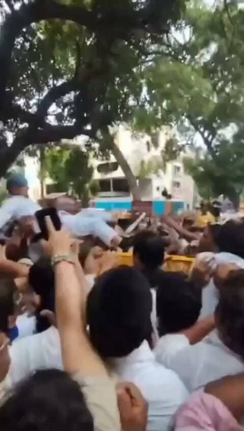 ब्रेकिंग न्यूज़ दिल्ली
दिल्ली में कांग्रेस के चुनाव आयोग के खिलाफ किये जा रहे एक प्रदर्शन के दौरान मंगलौर विधायक काज़ी निज़ामुद्दीन के विरोध के चलते उन्हें दिल्ली पुलिस का भारी विरोध झेलना पड़ा प्रदर्शन के दौरान पुलिस के जवानों ने उनके हाथ पैर पकड़ कर प्रदर्शन स्थल से बाहर करने का प्रयास किया
जो कि वायरल वीडियो में साफ देखा जा सकता है वीडियो में साफ़ दिखाई दे रहा है कि विधायक को पुलिस के द्वारा कैसे फुटबॉल की तरह बनाते हुए पुलिस कर्मी लेकर जा रहे है