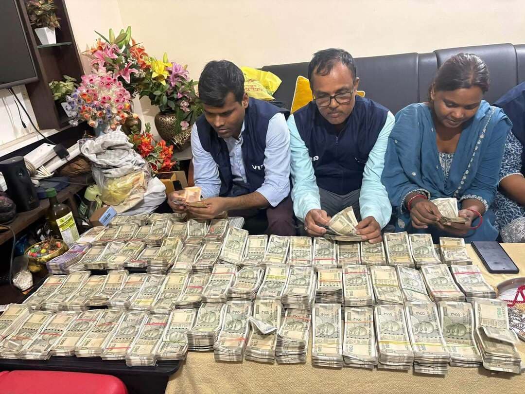 🚨 पटना में ADM दंपती के ठिकानों पर विजिलेंस का छापा, लाखों की नकदी और महंगी घड़ियां बरामद
पटना के ADM (आपूर्ति) रविंद्र कुमार दिवाकर और उनकी पत्नी कुमारी स्वीटी, जो दानापुर की जिला सब-रजिस्ट्रार हैं, के पटना और बेगूसराय स्थित चार ठिकानों पर निगरानी अन्वेषण ब्यूरो ने छापेमारी की। कार्रवाई आय से अधिक संपत्ति के मामले में दर्ज केस के तहत की गई। तलाशी में 70 लाख रुपये से अधिक नकदी, आभूषण, संपत्ति व निवेश से जुड़े दस्तावेज और बड़ी संख्या में महंगी घड़ियां मिलने की रिपोर्ट है। अलग-अलग रिपोर्टों में घड़ियों की संख्या करीब 40 से 48 बताई गई है, जबकि बरामदगी का अंतिम मूल्यांकन जांच पूरी होने के बाद स्पष्ट होगा।
विजिलेंस के अनुसार, दंपती के खिलाफ ₹1.06 करोड़ से अधिक की कथित आय से अधिक संपत्ति का मामला दर्ज है। छापेमारी के दौरान नकदी की गिनती के लिए मशीन का भी इस्तेमाल किया गया। बताया गया है कि रविंद्र कुमार दिवाकर पहले समस्तीपुर में SDM समेत बिहार के विभिन्न जिलों में प्रशासनिक पदों पर रह चुके हैं।
#Patna #BiharNews #Vigilance #VigilanceRaid #Corruption #ADM #Begusarai #Bihar