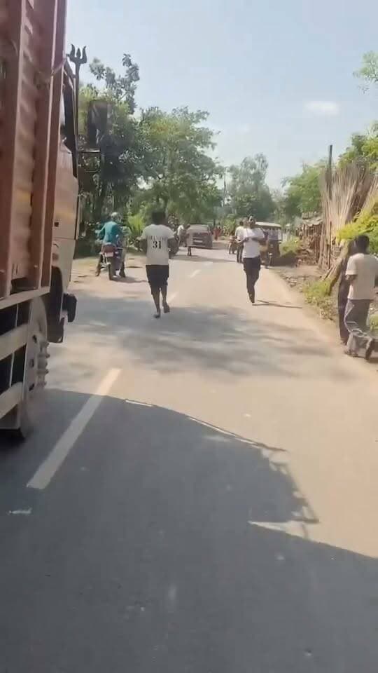 बिहार के सुपौल में दिनदहाड़े स्टेट हाईवे पर सोमवार को एक युवक का अपहरण का मामला सामने आया। ग्रामीणों ने जब अपहरणकर्ताओं का पीछा किया तो आरोप है कि उन्होंने फायरिंग कर दी....
Bihar Police