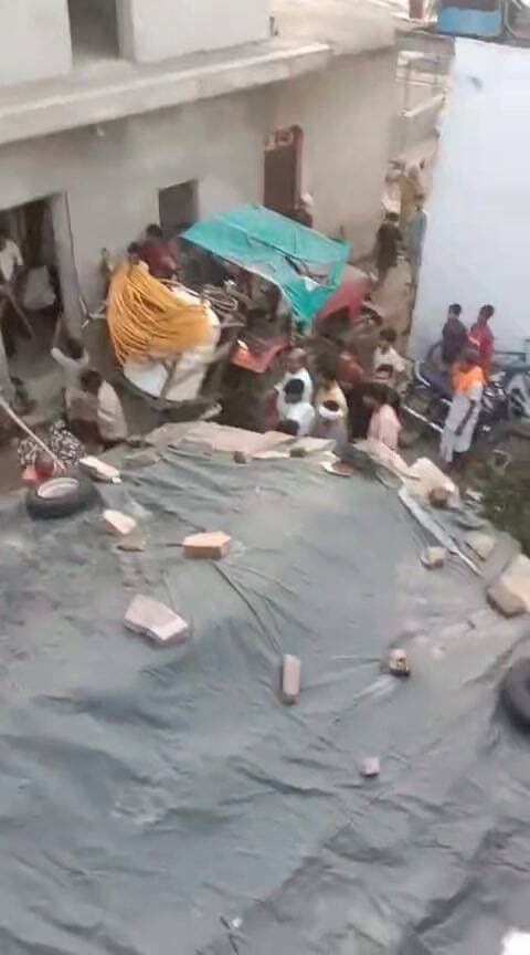 श्योपुर के जानपुरा गांव में रास्ते से निकलने की बात पर दो पक्षों में खूनी संघर्ष हो गया। लाठी-डंडों और सरियों से हुई मारपीट में आधा दर्जन से अधिक लोग घायल हुए, जिनमें महिलाएं भी शामिल हैं। सभी घायलों को जिला अस्पताल में भर्ती कराया गया है। घटना का वीडियो भी सामने आया है।
#श्योपुर #sheopur #चंबलटीवी #JansamparkMP #LiveNews #livenewshindi #newseason #MadhyaPradesh #vijaypur #breakingnews #Beerpur #HindiNews #chambaltv #newsupdate #समाचार #newsfeed #news #खबर #मुरैना #Chambalnews