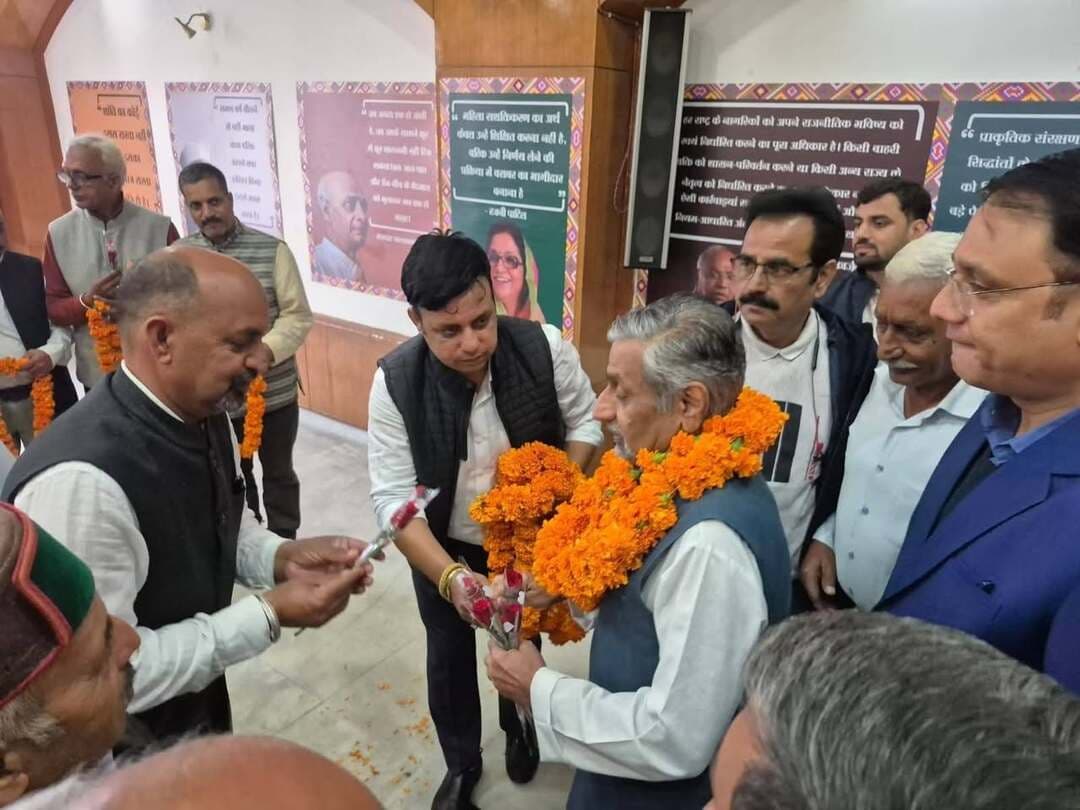 AICC विचार विभाग के राष्ट्रीय चेयरपर्सन और कई प्रसिद्ध किताबों के प्रबुद्ध लेखक, आदरणीय कैप्टन प्रवीण डावर जी
के साथ श्रम आयोग के अध्यक्ष नरदेव सिंह कनवर , सेवा दल के अध्यक्ष अनुराग शर्मा , विचार विभाग के प्रदेश अध्यक्ष विजय पाल सहित अन्य गणमान्य सदस्यों के साथ राजीव भवन शिमला में कांग्रेस विचारधारा को मजबूत करने के लिए प्रचार विचार किया गया।