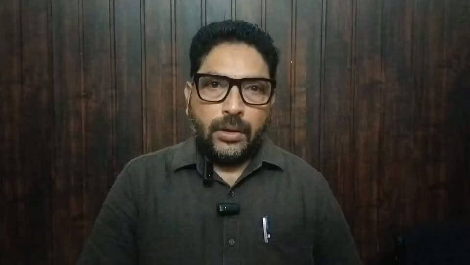 ग्राम पंचायत डाहड़ के वार्ड नंबर-7 के गांव चोरबांए में सड़क सुविधा का अभाव ग्रामीणों के लिए परेशानी का सबब बना हुआ है। हाल ही में अस्पताल से डिस्चार्ज होकर रात करीब 9:30 बजे घर लौटी एक वृद्ध महिला को कच्चे रास्ते से चारपाई के सहारे घर तक पहुंचाना पड़ा इस मामले को लेकर हिमाचल प्रदेश महासचिव विवेक कुमार क्या कहते हैं देखिए पूरी वीडियो #देखिए #कांगेस